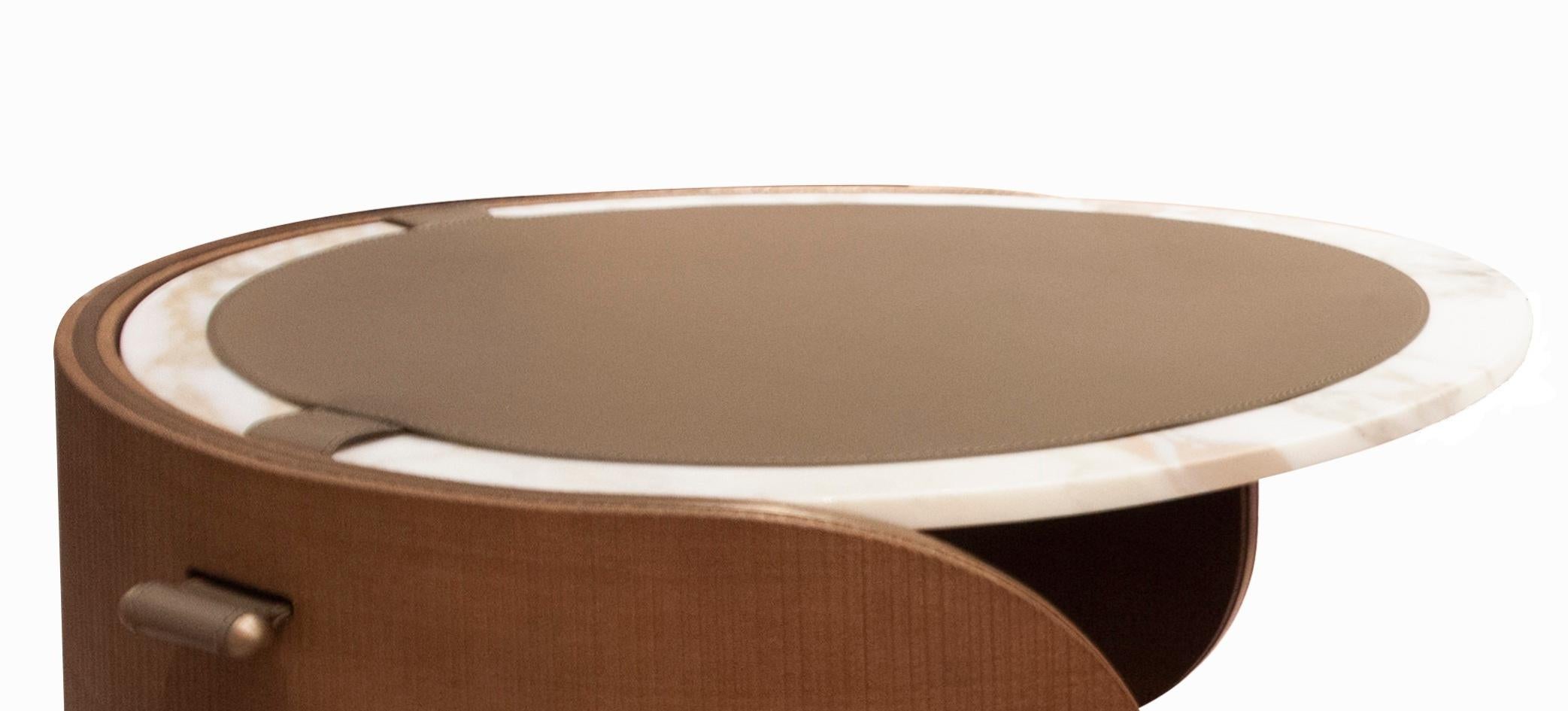 Tavolino da caffè in multistrato impiallacciato Oak B fresato verticalmente tinto opaco scuro con profilo metallico in finitura LUNA TOPAZIO tutto intorno. Dettagli in metallo con finitura a spruzzo nella parte superiore.
Piano in marmo Calacatta