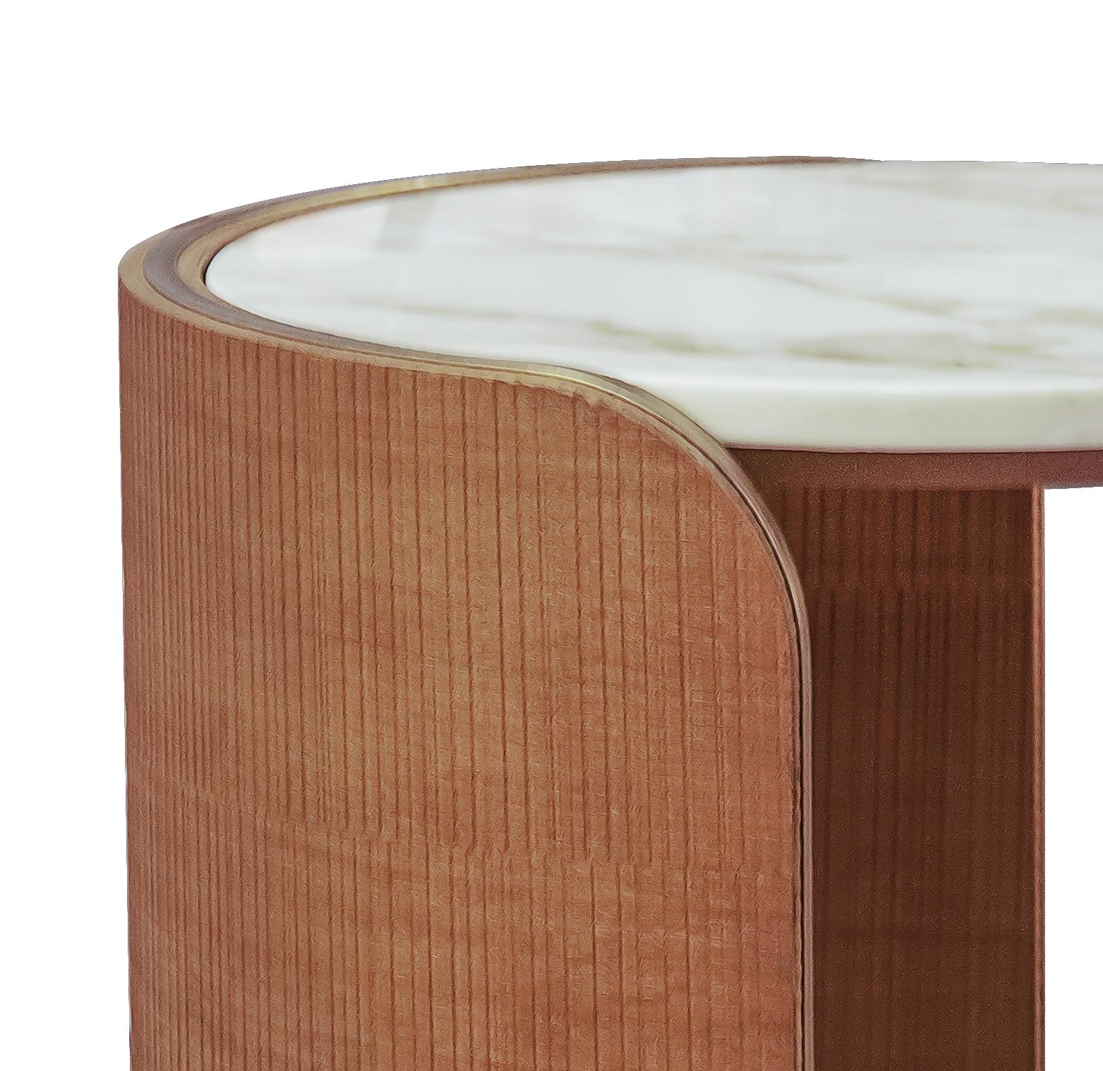 Side table with one leg covered in leather FOCA 08 and other one in Oak B milled vertically dark matt stained with metal profile in finish LUNA TOPAZIO all around. Piano in marmo Calacatta Oro th. 2cm con pad in pelle FOCA 08. 