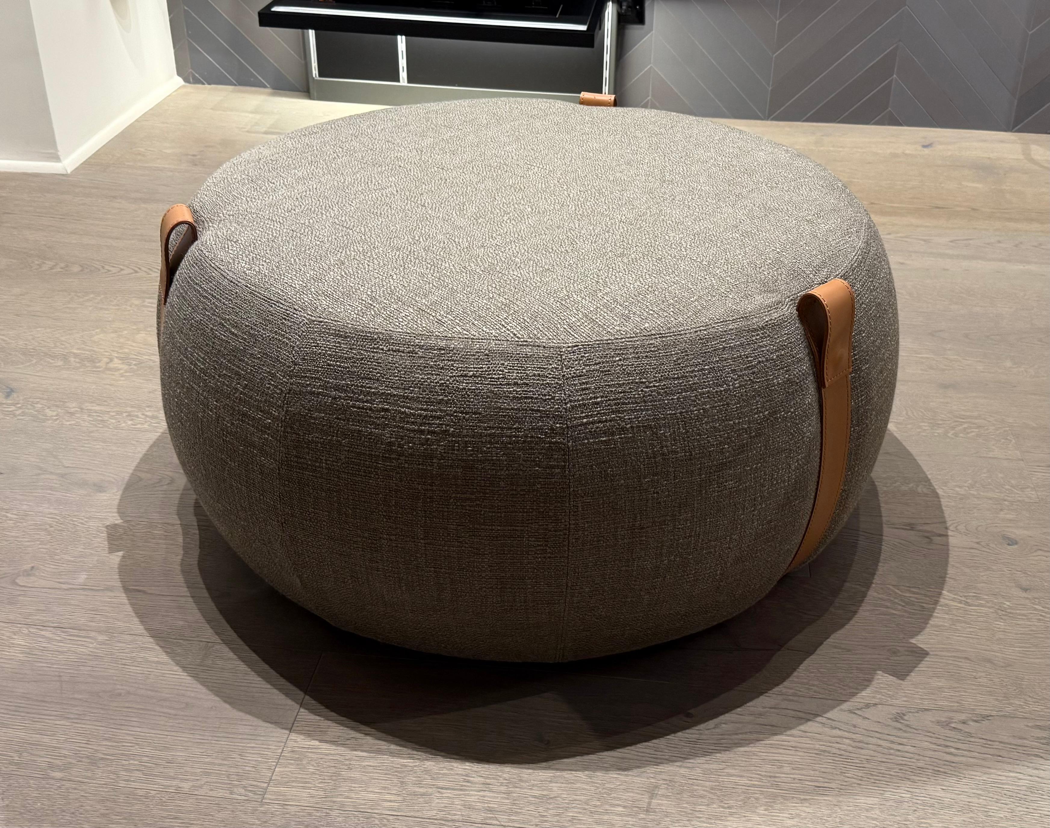 Verspielt und lustig, aber nie übertrieben, ist der Notch Pouffe das Produkt eines kreativen Geistes, der vom Reiz des zeitgenössischen Nomadentums beeinflusst ist. Sein informeller Charakter macht ihn zur perfekten Ergänzung für jeden Wohn- oder