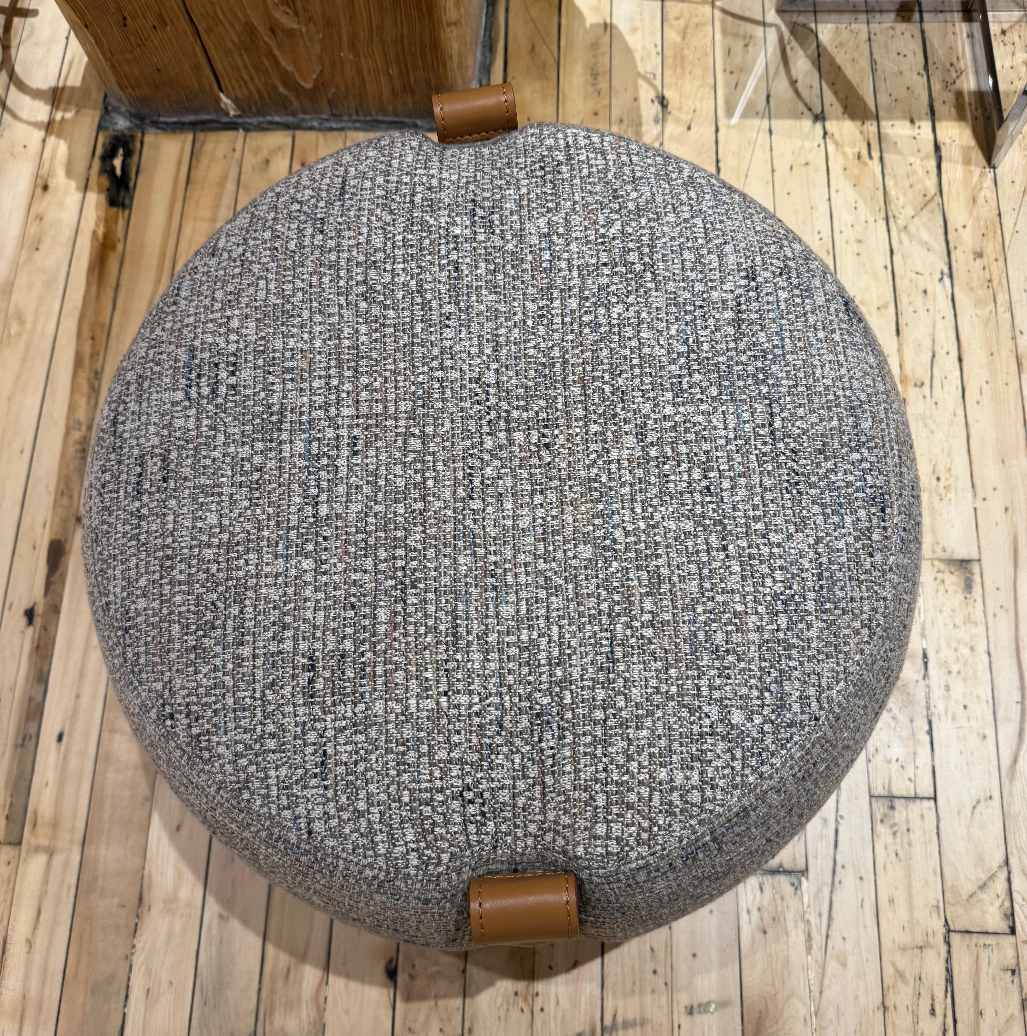Verspielt und lustig, aber nie übertrieben, ist der Notch Pouffe das Produkt eines kreativen Geistes, der vom Reiz des zeitgenössischen Nomadentums beeinflusst ist. Sein informeller Charakter macht ihn zur perfekten Ergänzung für jeden Wohn- oder