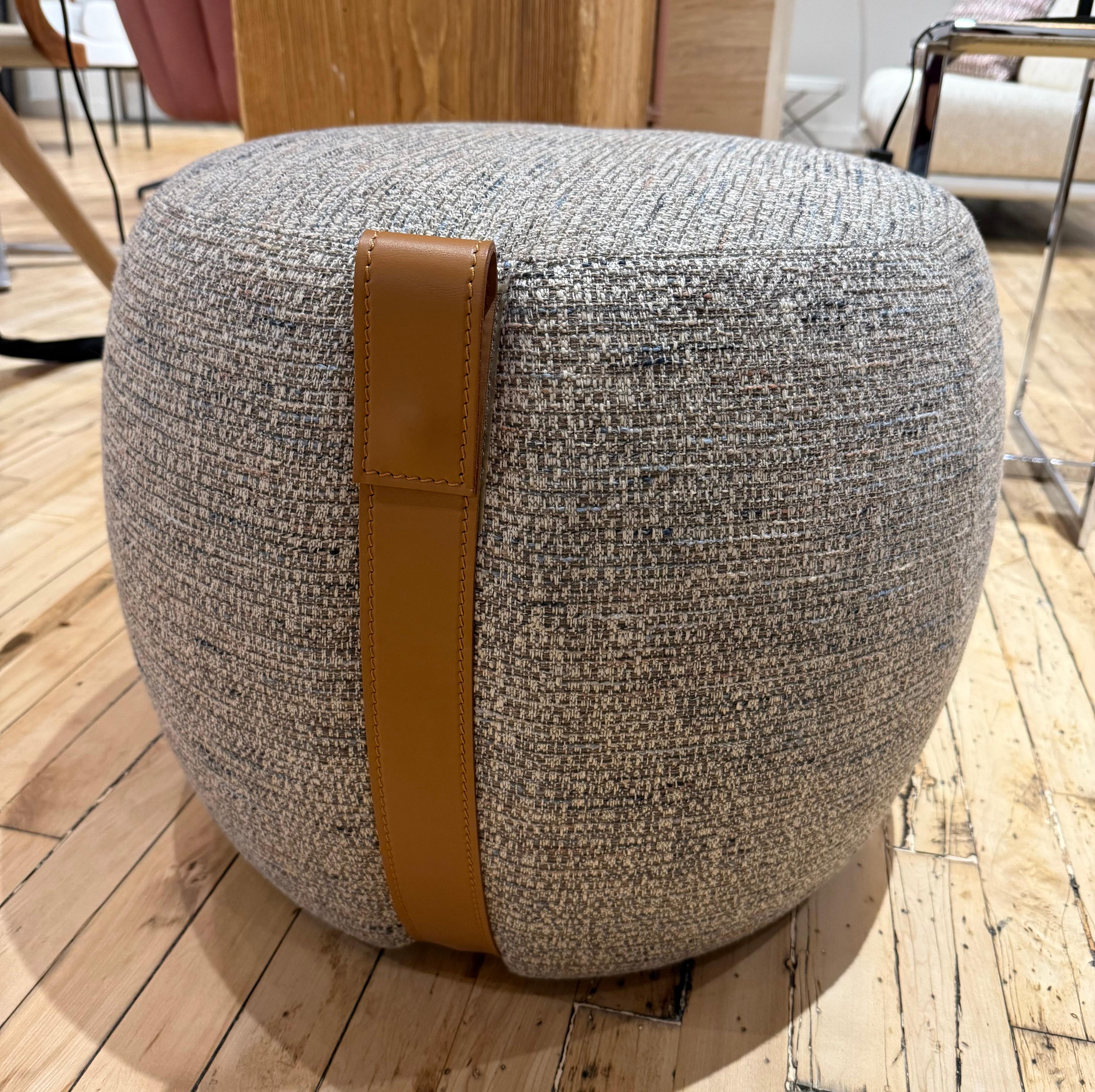 Lema 'Notch' Kleiner Hocker (Europäisch) im Angebot