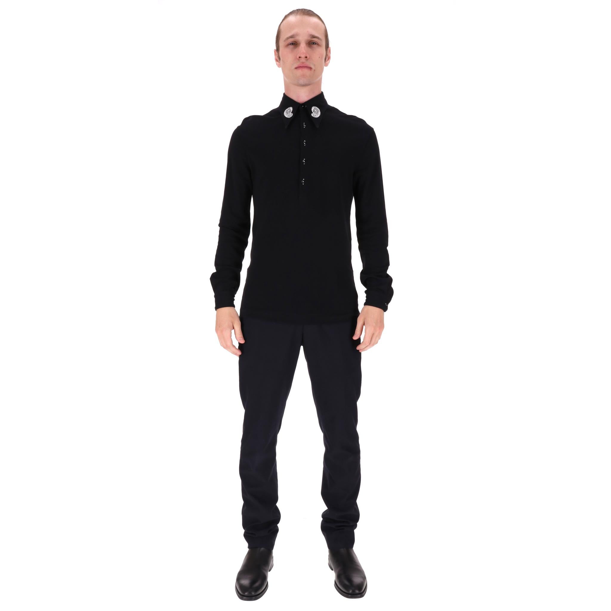 Polo de algodón Lemaire con detalle bordado

Polo negro totalmente confeccionado en algodón, diseñado con un bordado blanco decorativo en el cuello.

Con mangas largas, cuello de pico y media tapeta de botones.

Precio aprox. 750

Talla - XS

Estado