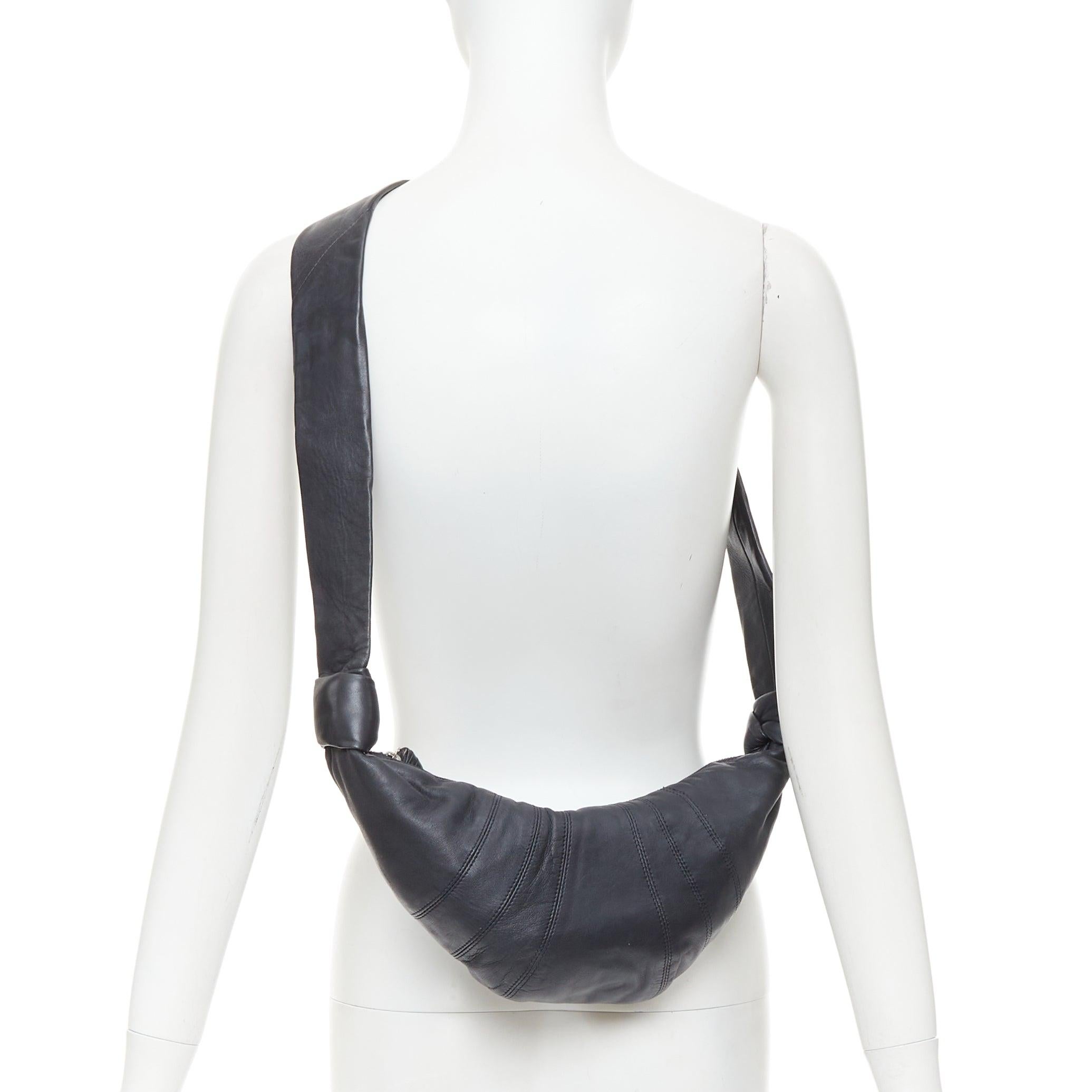 LEMAIRE Kleine Croissant-Tasche aus schwarzem Lammleder mit Halbmondmuster
Referenz: ECLO/A00173
Marke: Lemaire
Modell: Croissant Klein
MATERIAL: Leder
Farbe: Schwarz
Muster: Solide
Verschluss: Reißverschluss
Innenfutter: Nackter Stoff
Extra