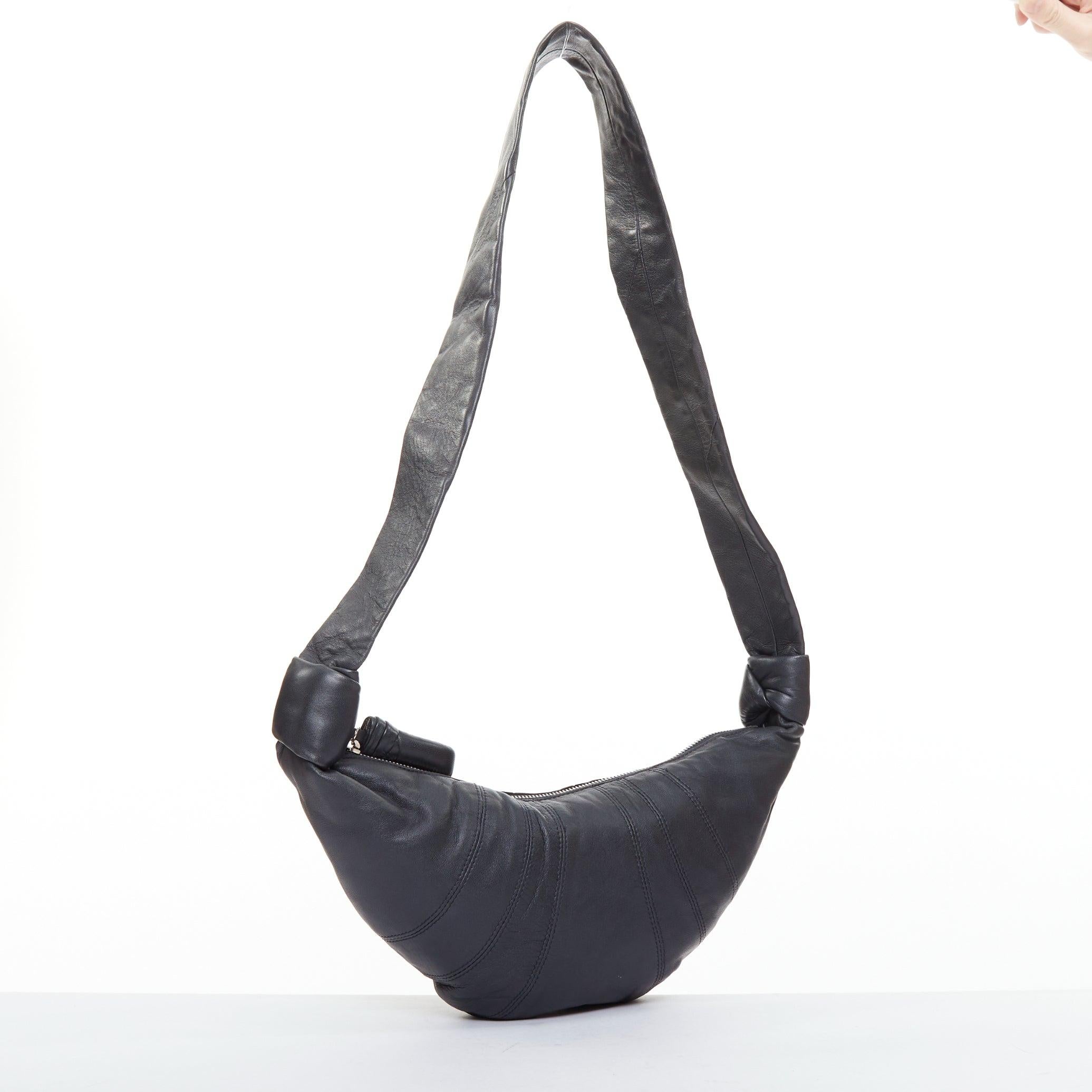 LEMAIRE Kleine Croissant-Tasche aus schwarzem Lammleder mit Halbmondmuster (Schwarz) im Angebot