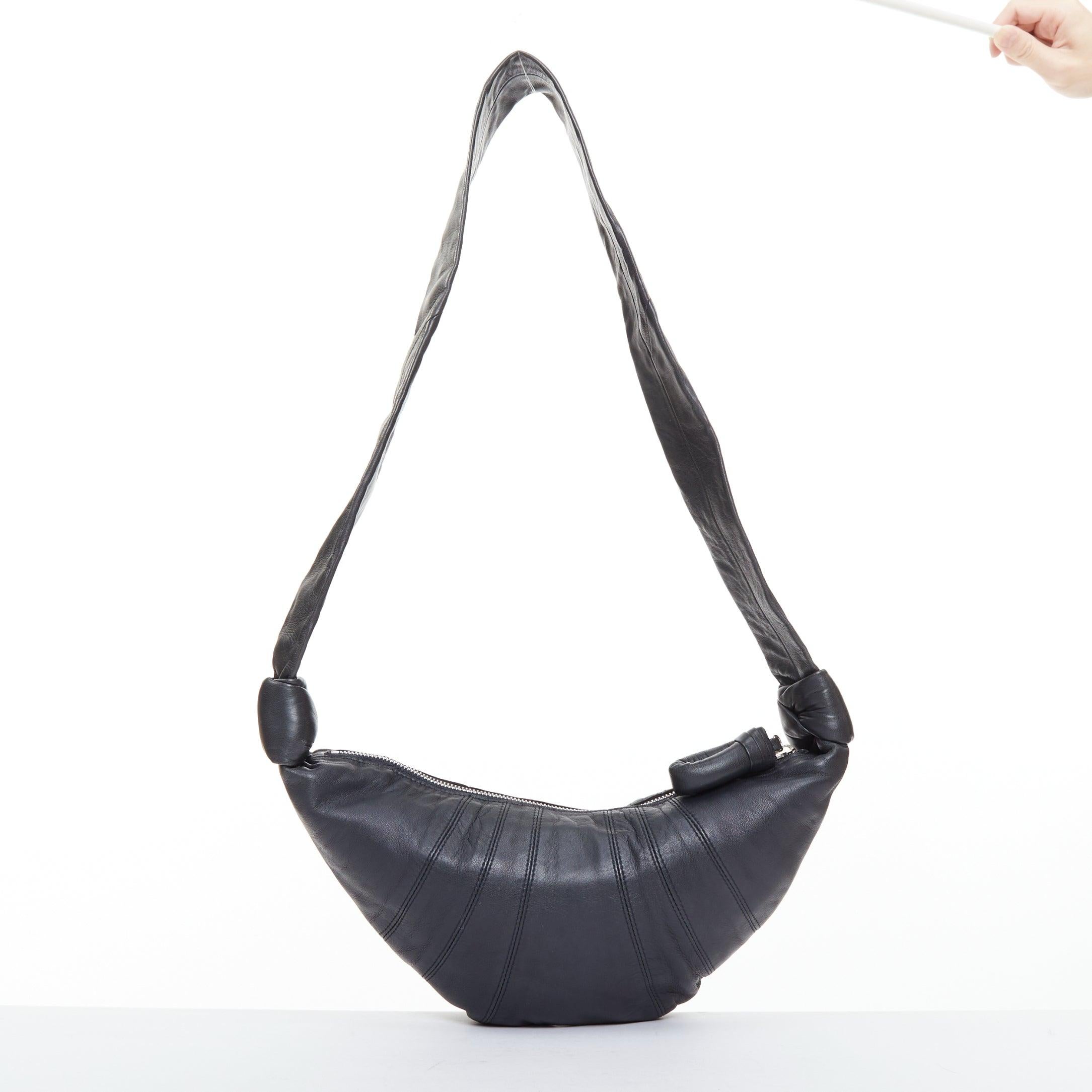 LEMAIRE Kleine Croissant-Tasche aus schwarzem Lammleder mit Halbmondmuster Damen im Angebot