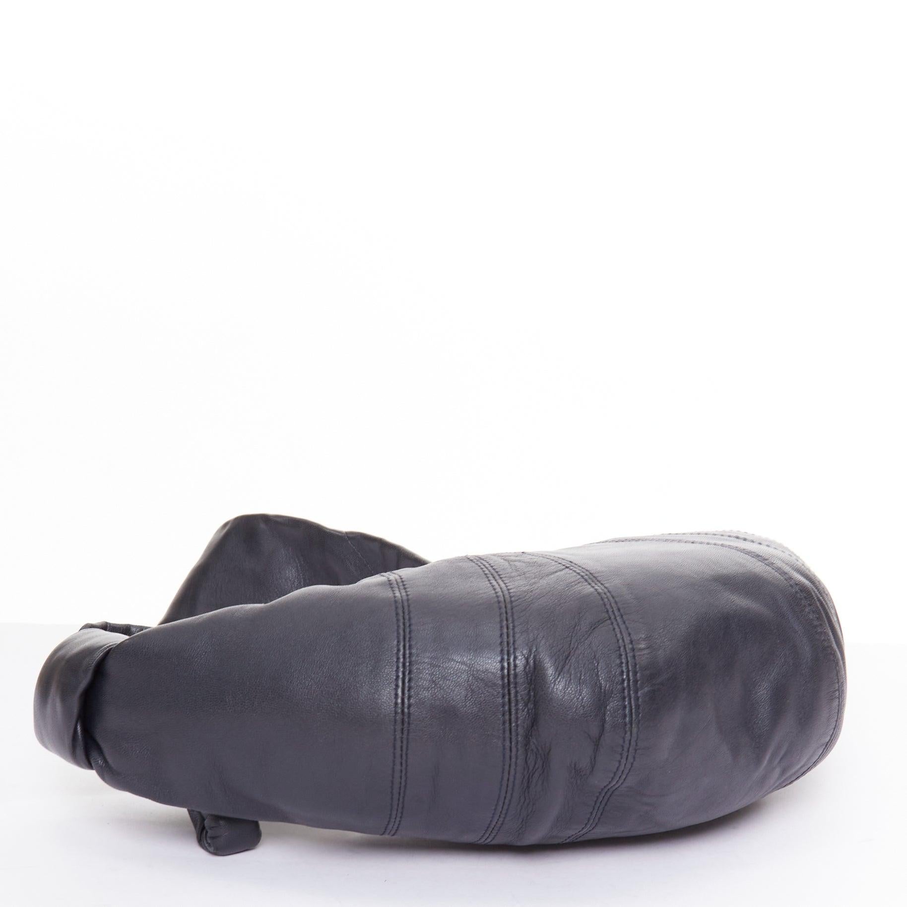 LEMAIRE Kleine Croissant-Tasche aus schwarzem Lammleder mit Halbmondmuster im Angebot 1