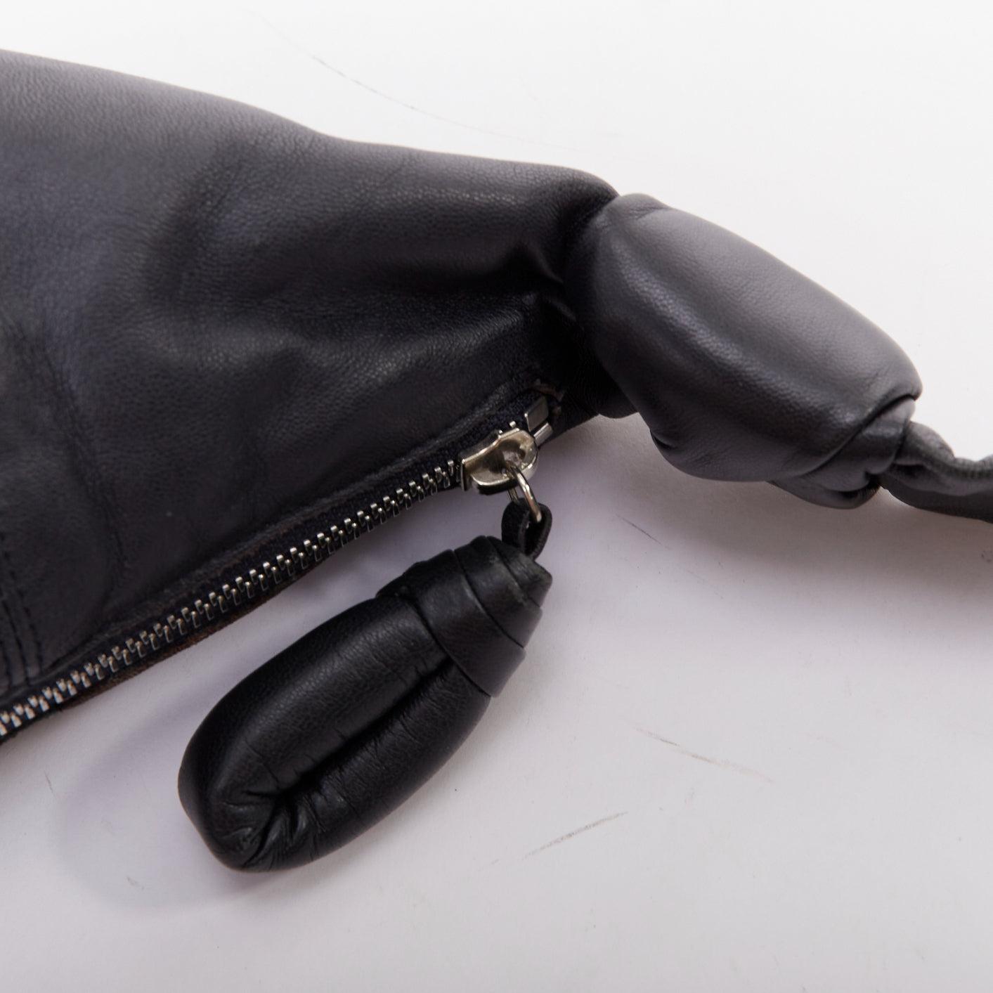 LEMAIRE Kleine Croissant-Tasche aus schwarzem Lammleder mit Halbmondmuster im Angebot 2
