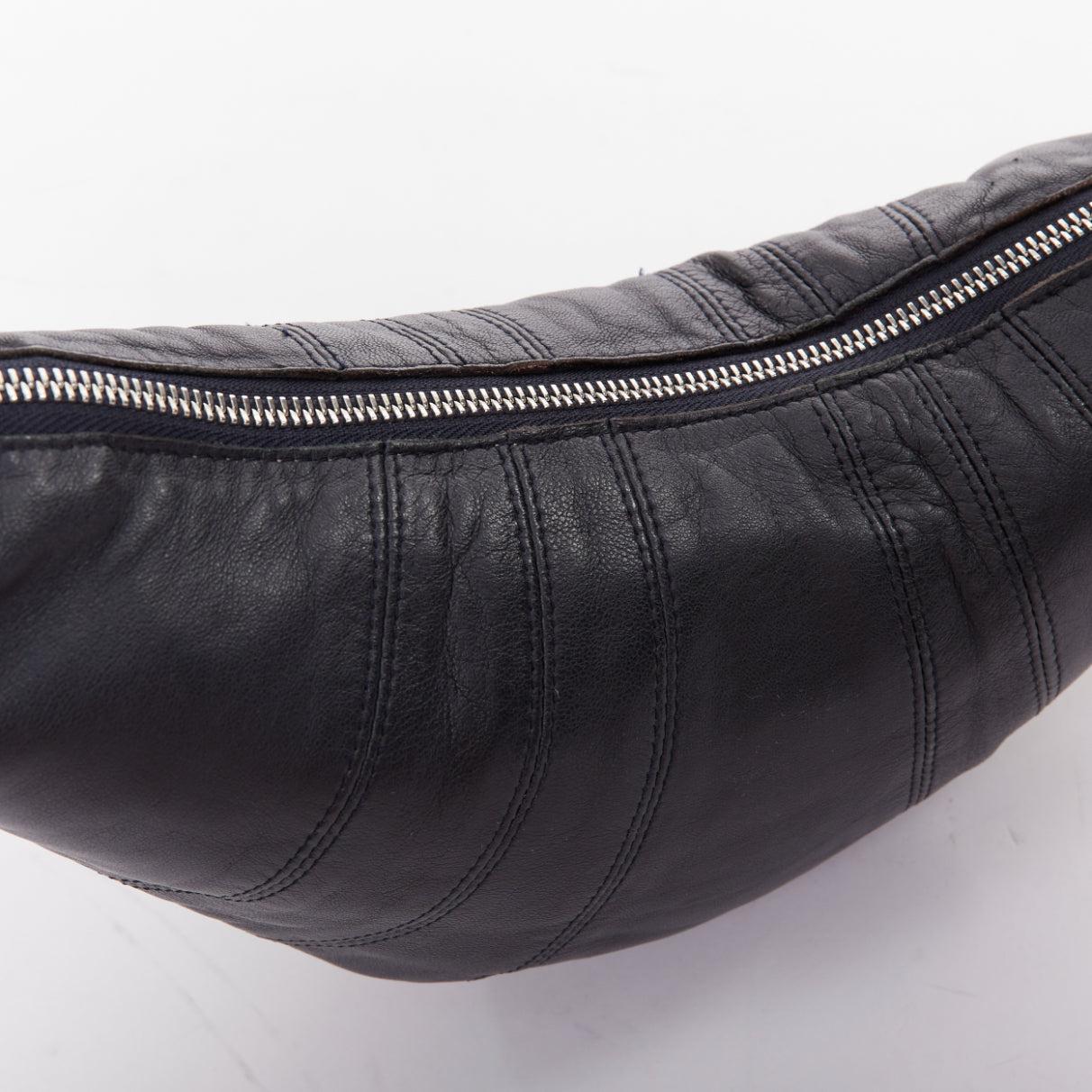 LEMAIRE Kleine Croissant-Tasche aus schwarzem Lammleder mit Halbmondmuster im Angebot 3