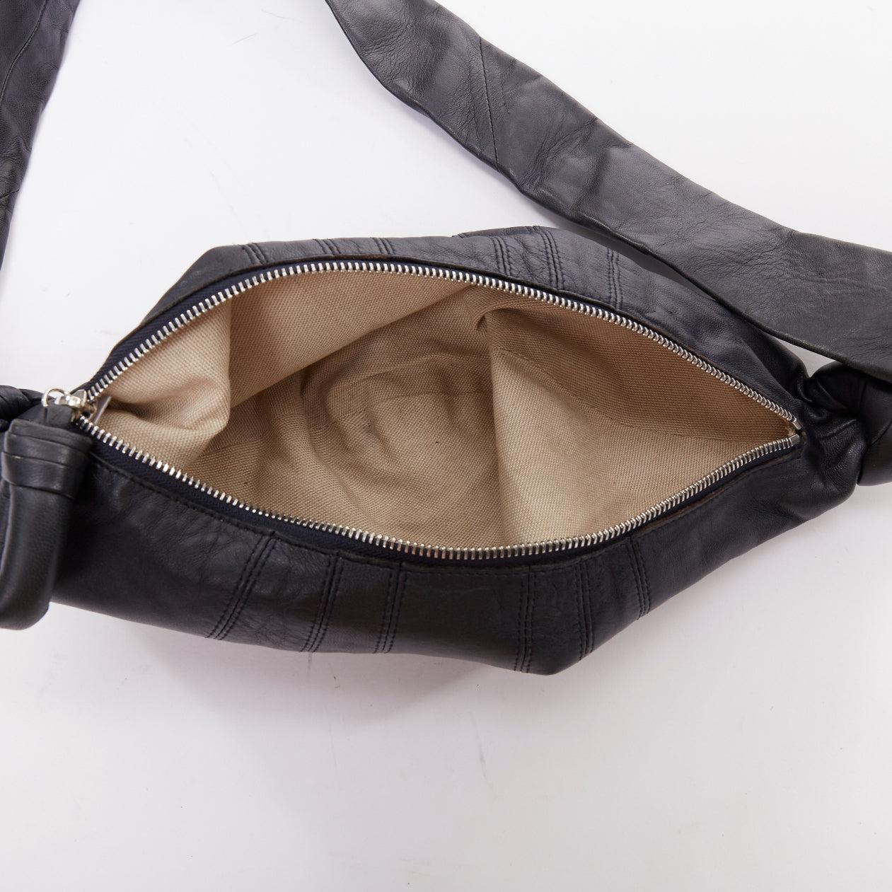 LEMAIRE Kleine Croissant-Tasche aus schwarzem Lammleder mit Halbmondmuster im Angebot 4