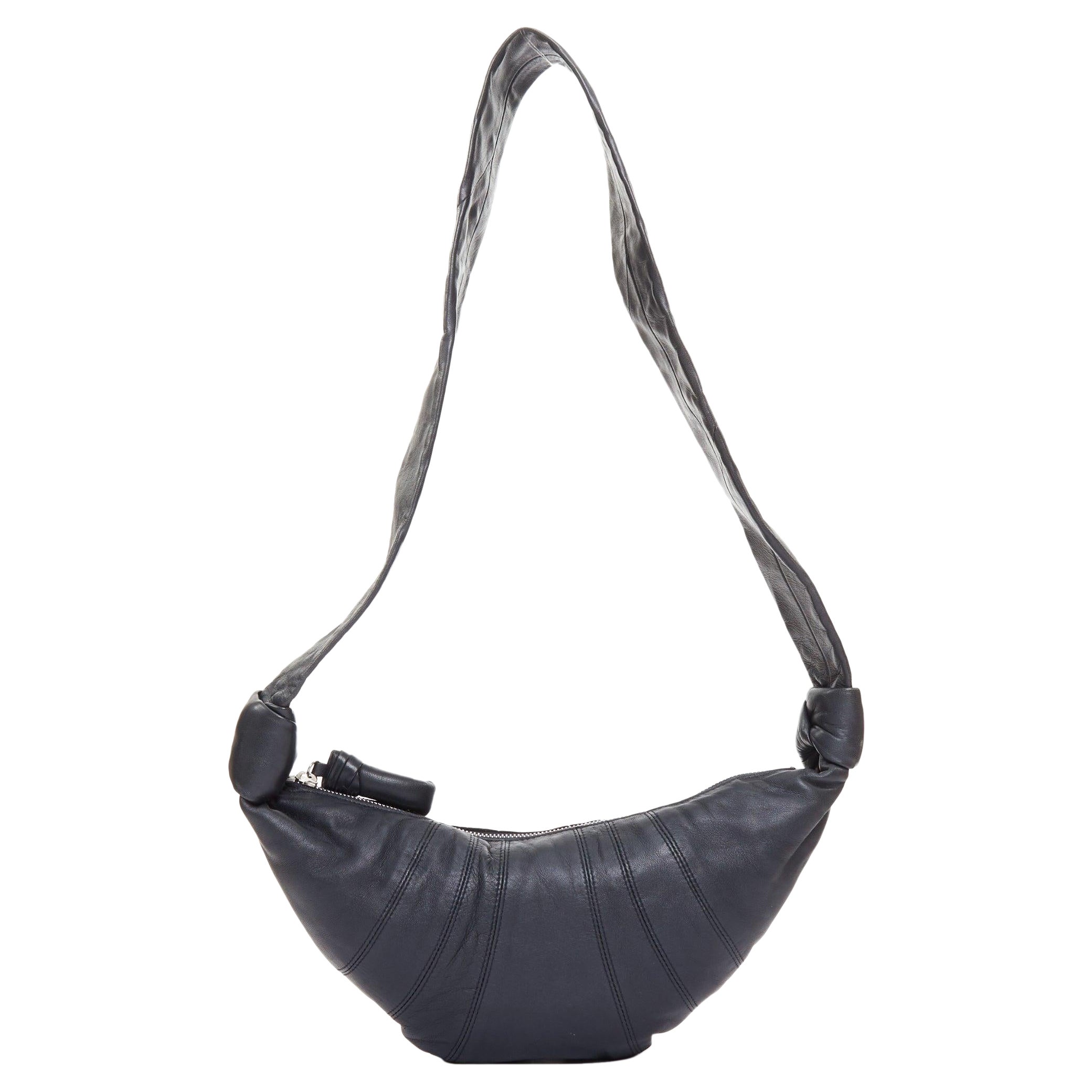 LEMAIRE Kleine Croissant-Tasche aus schwarzem Lammleder mit Halbmondmuster