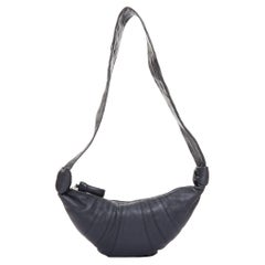 LEMAIRE Kleine Croissant-Tasche aus schwarzem Lammleder mit Halbmondmuster