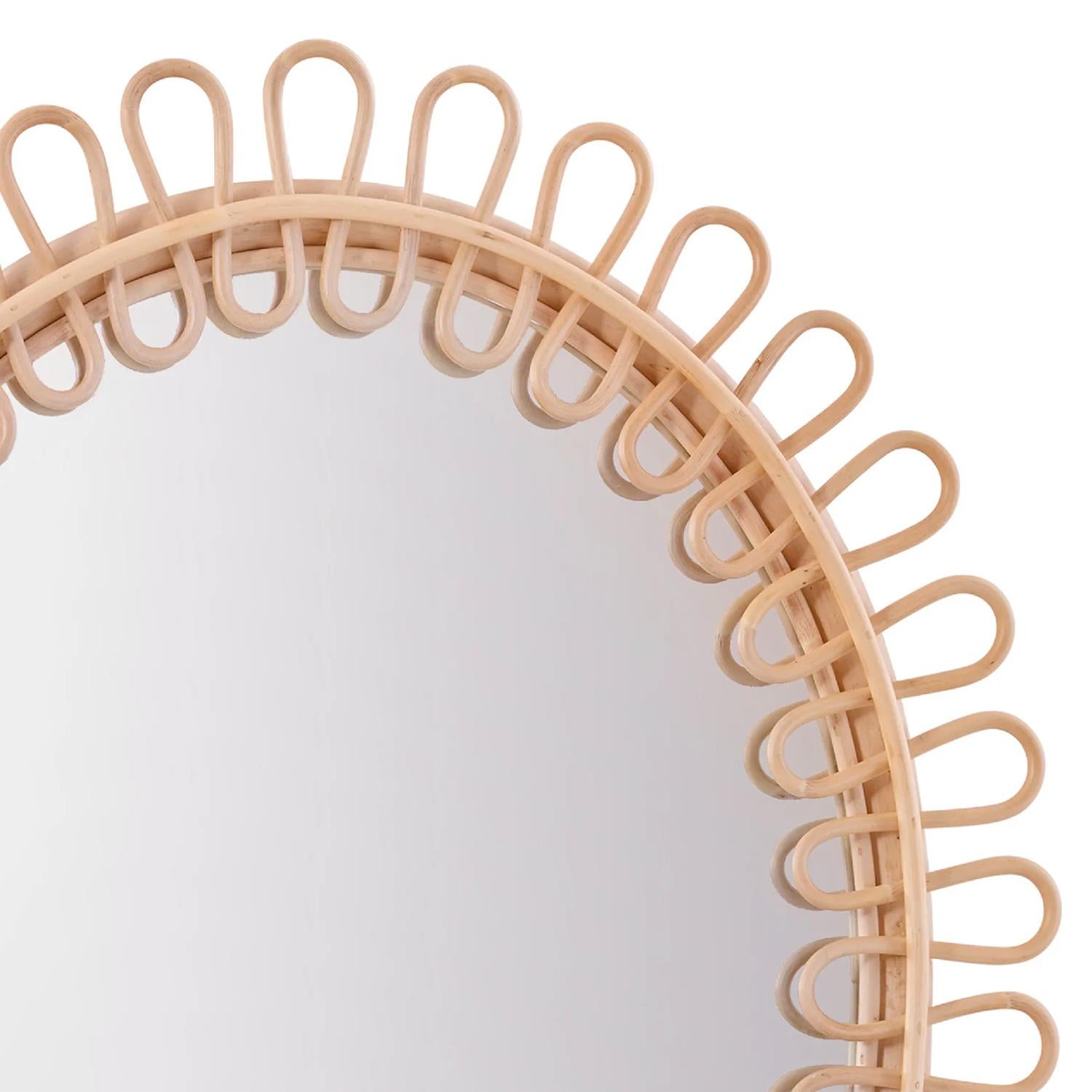 Specchio Leman Rattan con struttura in rattan 
con finitura naturale. Le pregiate rilegature sono realizzate in 
abili lavoratori del vimini su un telaio di rattan. Con
vetro ovale a specchio trasparente.