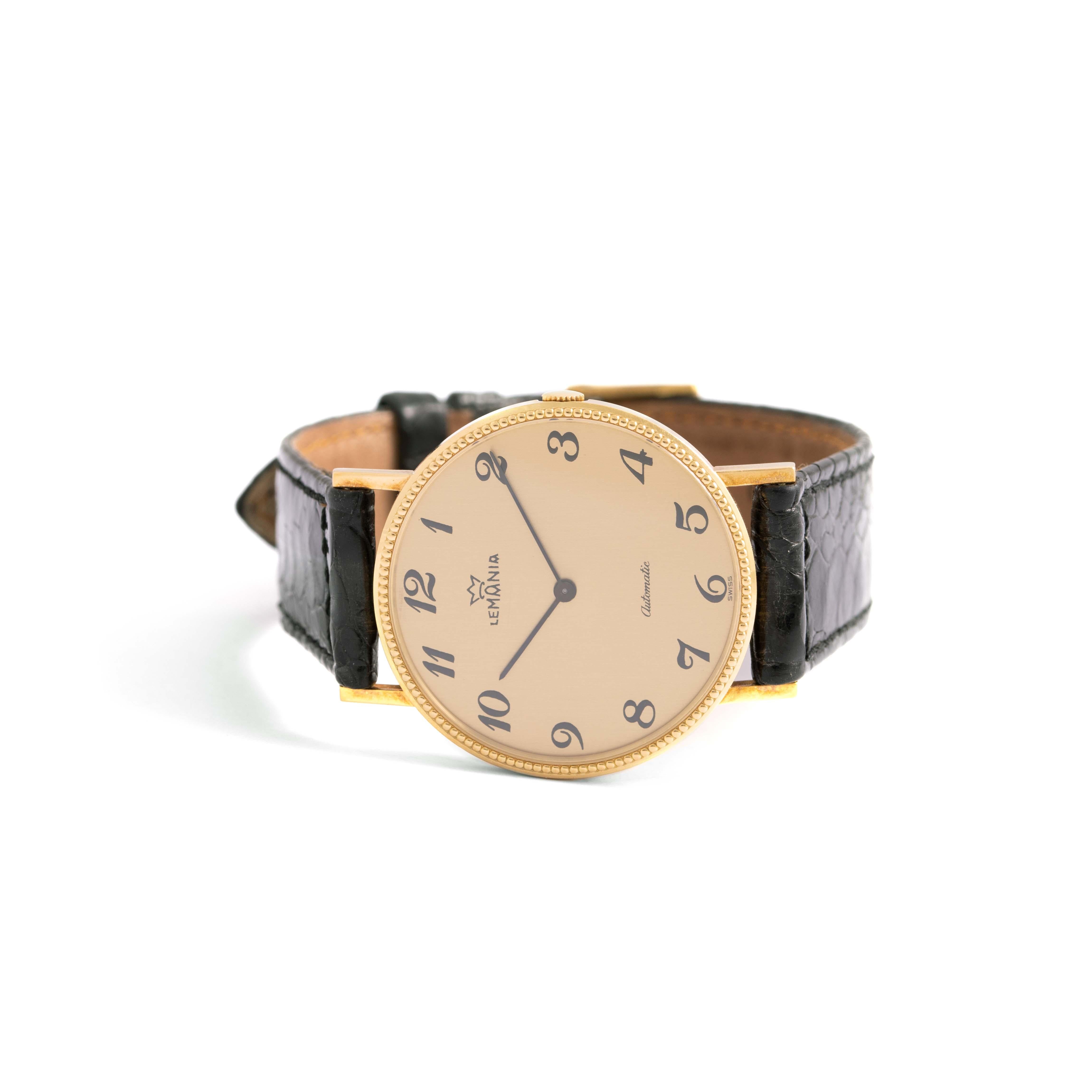 Lemania 18K yellow gold wristwatch. Black leather strap. Pin buckle. Automatic movement. Signed Lemania. Numbered 18089292.
Some scratches.
We do not guarantee the movement is working.
Dimensions of the dial: 32 mm x 32 mm x 5 mm. 
Total length: 23