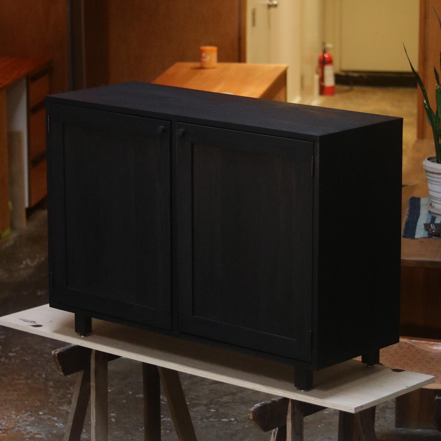 L'armoire Lemann est une réalisation artisanale en bois de chêne rouge massif, faisant écho à une simplicité à la fois profonde et discrète. Ses contours reflètent une sensibilité moderne, où les lignes épurées et le minimalisme s'entremêlent avec