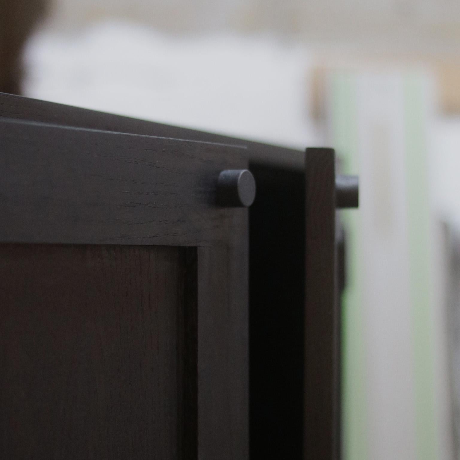 Moderne Armoire noire à deux portes avec menuiserie à queue d'aronde Lemann en vente