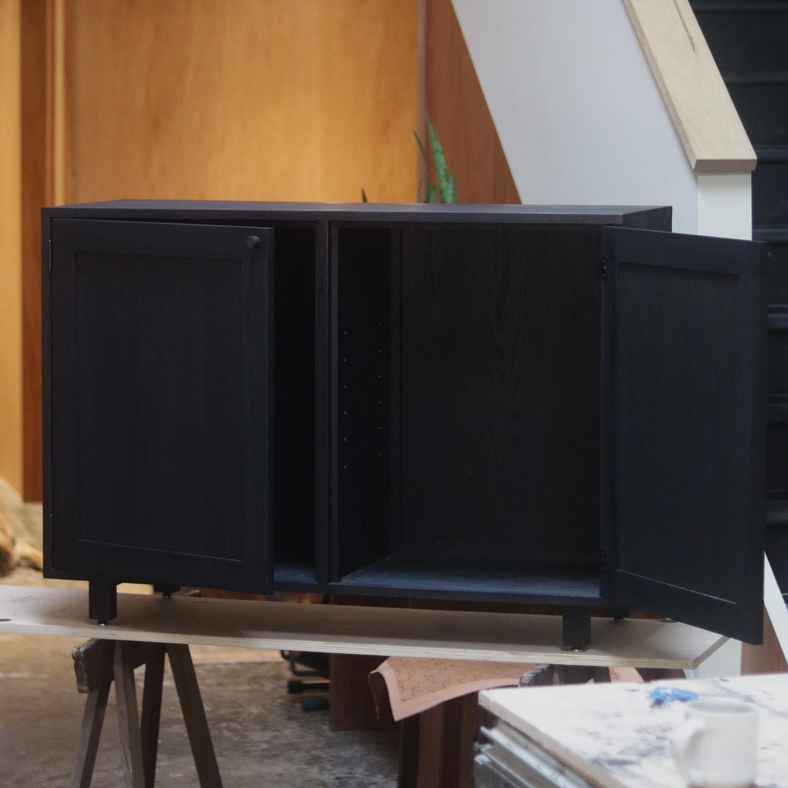 Canadien Armoire noire à deux portes avec menuiserie à queue d'aronde Lemann en vente