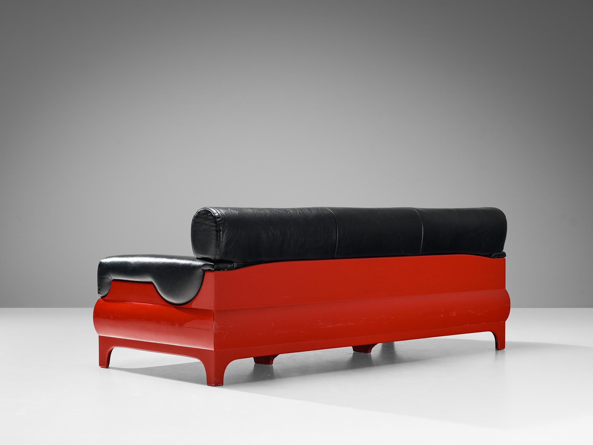 Lemax, sofa, leather, fiberglass, Italy, late 1960s / 1970s

This sofa from Italy is exemplary for the technological advancements and aesthetics of the 1960s and 1970s. The design reflects the company's interest in experimenting with new materials