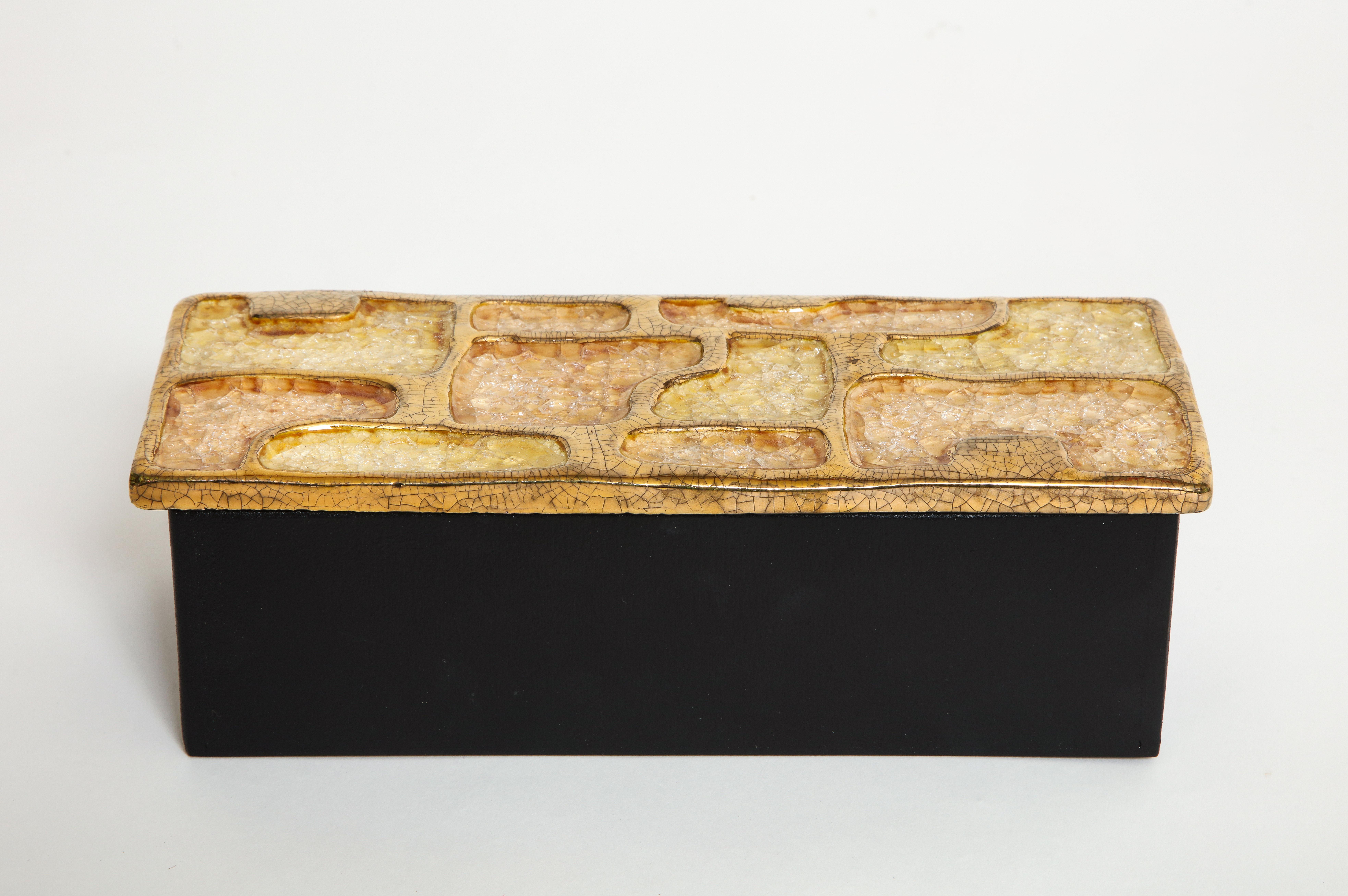 Emaille-Keramik-Schmuckkästchen goldgelb Midcentury, Frankreich, 1960er Jahre.

Eine exquisite emaillierte Keramikschachtel mit juwelenbesetzten Teilen und goldener Emaille. Der Boden der Box ist aus Holz. Ein schönes Kästchen zur Aufbewahrung von