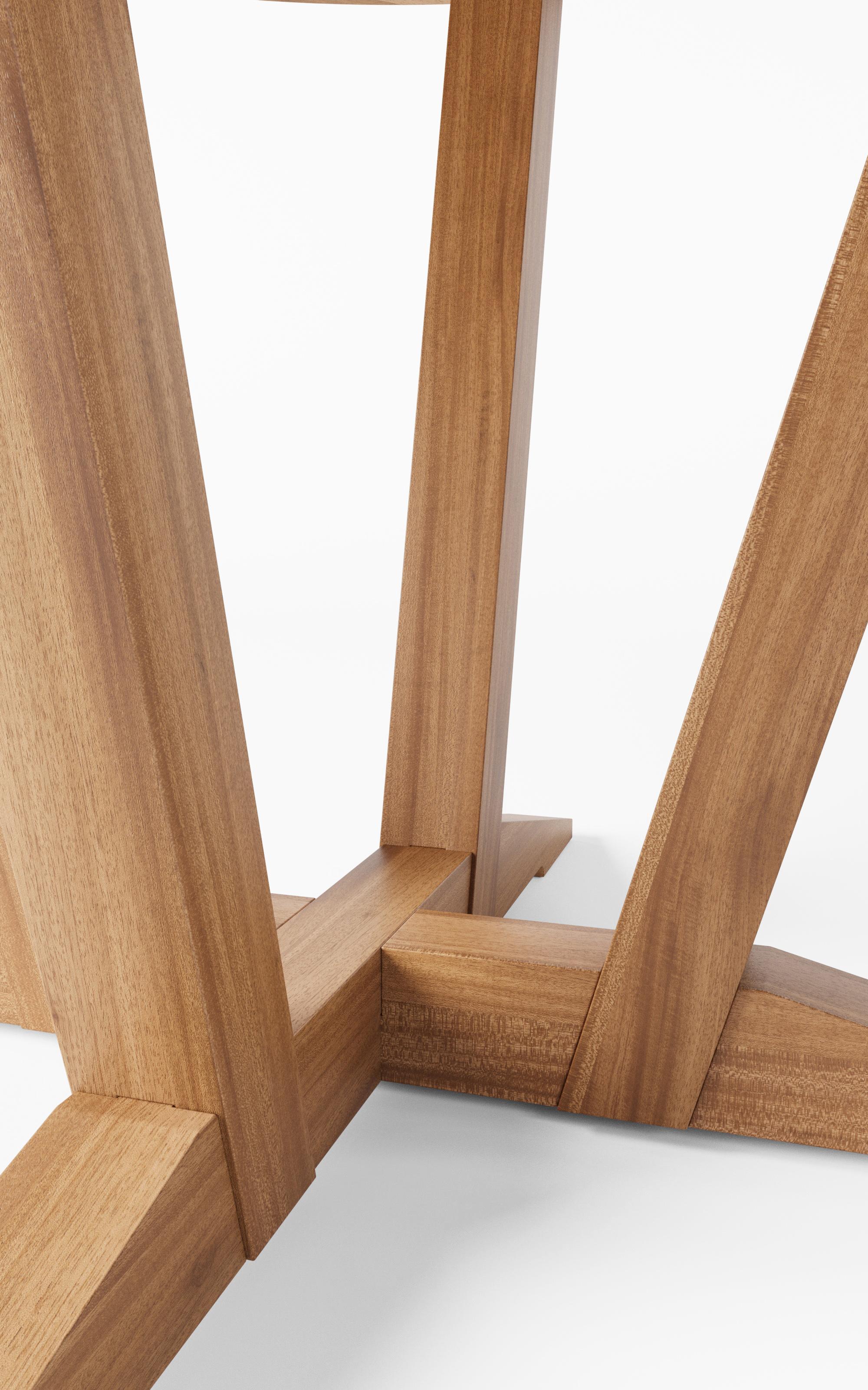 Fabriquée entièrement en bois massif, la table Leme est une pièce qui durera des décennies. Avec son pied central, son plateau circulaire et sa large base, il offre une excellente stabilité tout en laissant de la place pour toujours ajouter une