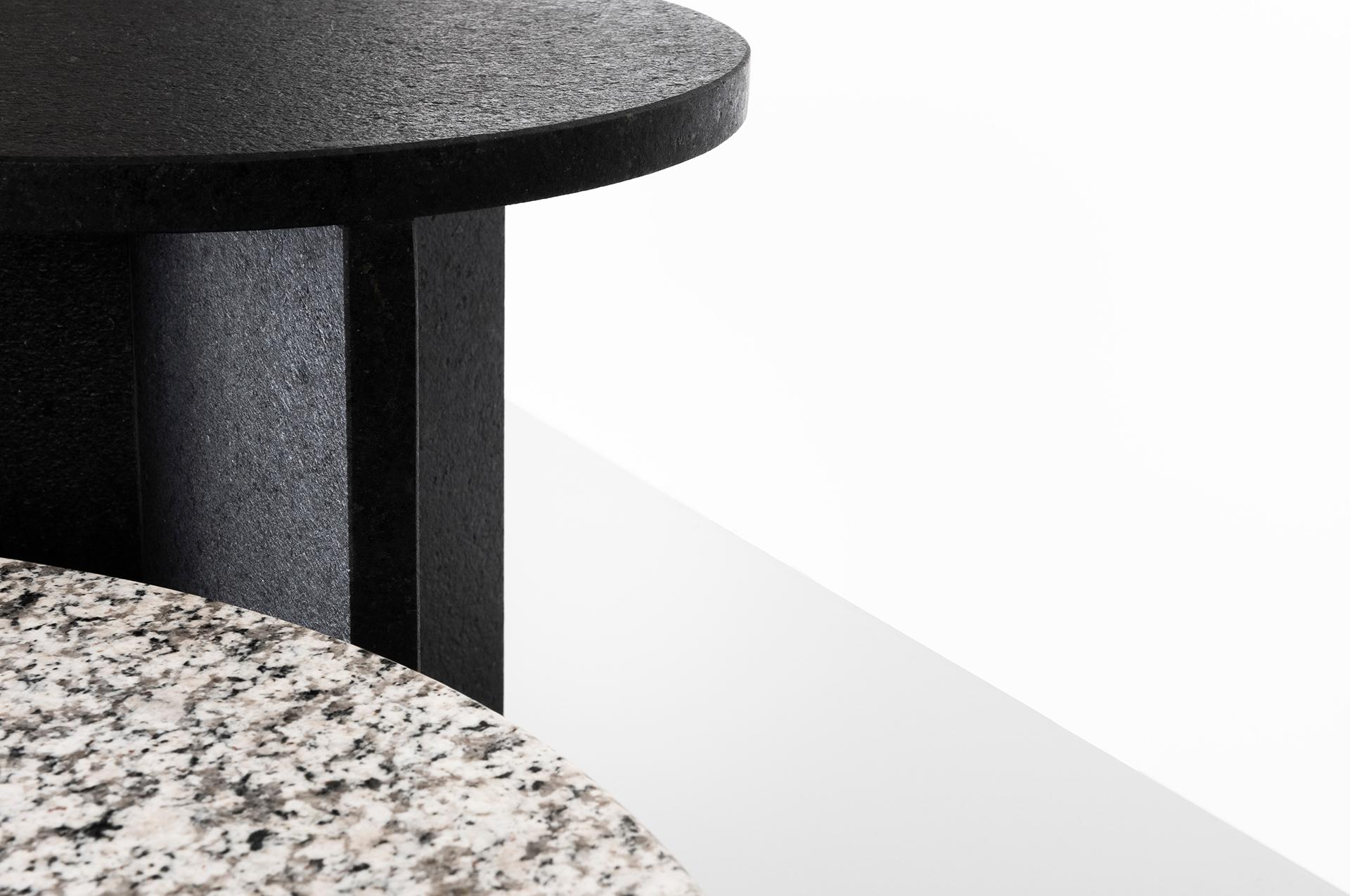 Brossé Table haute Leme, par RAIN, table d'appoint contemporaine en granit brésilien en vente
