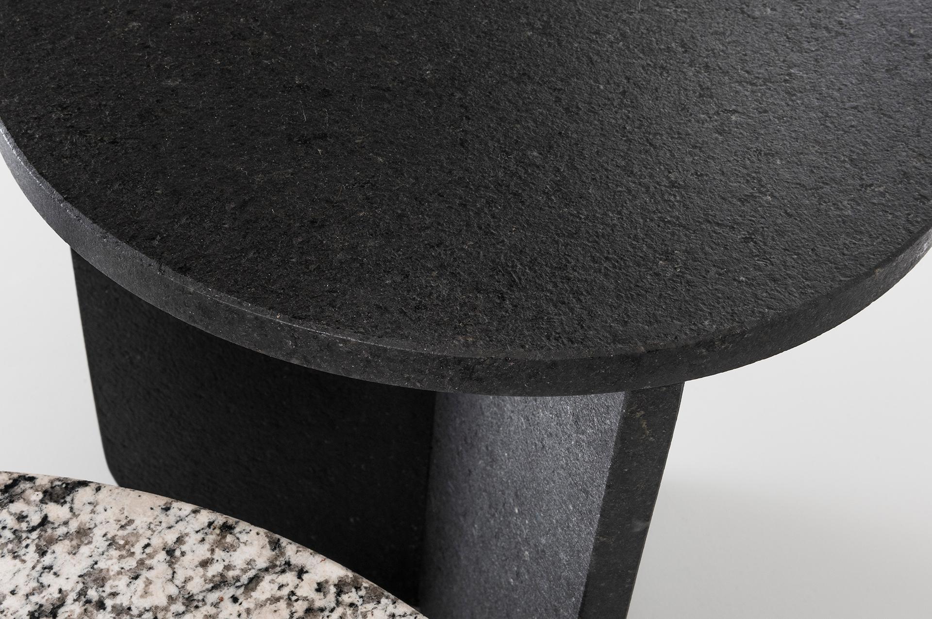 Table haute Leme, par RAIN, table d'appoint contemporaine en granit brésilien Neuf - En vente à Sao Paulo, SP