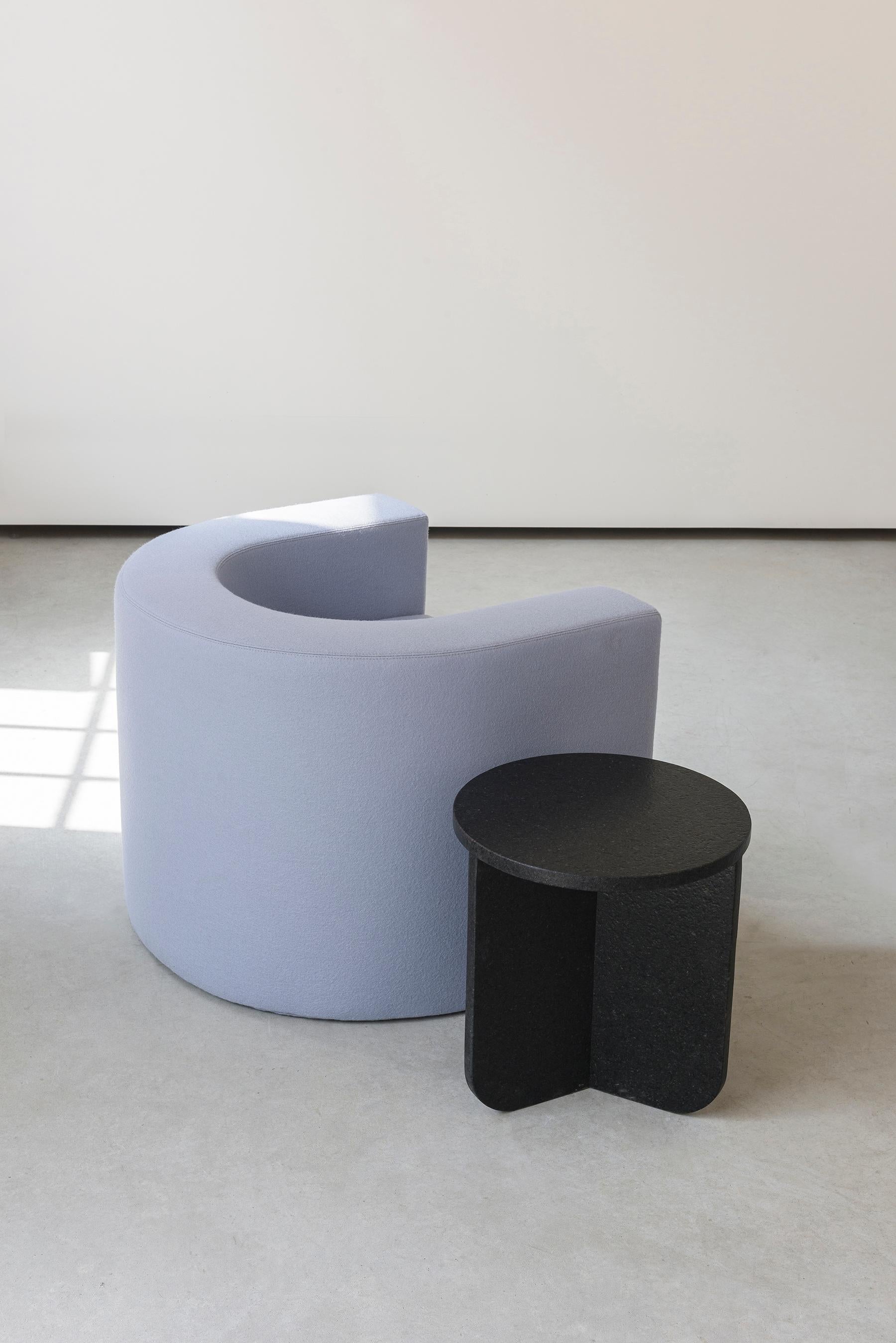 Table haute Leme, par RAIN, table d'appoint contemporaine en granit brésilien en vente 1