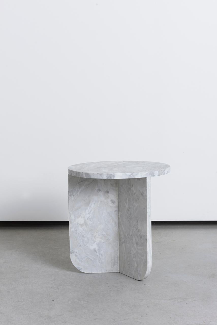 Style international Table haute Leme, par Rain, table d'appoint contemporaine en marbre gris Alba en vente