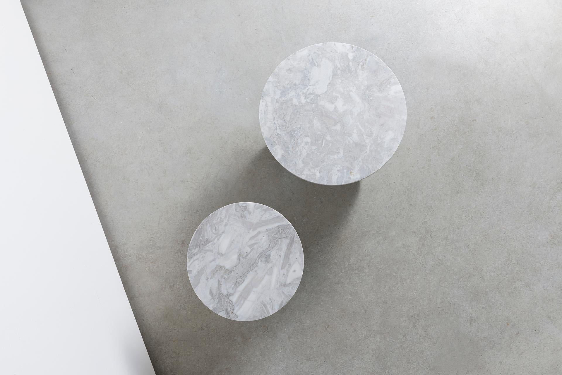 Table haute Leme, par Rain, table d'appoint contemporaine en marbre gris Alba Neuf - En vente à Sao Paulo, SP