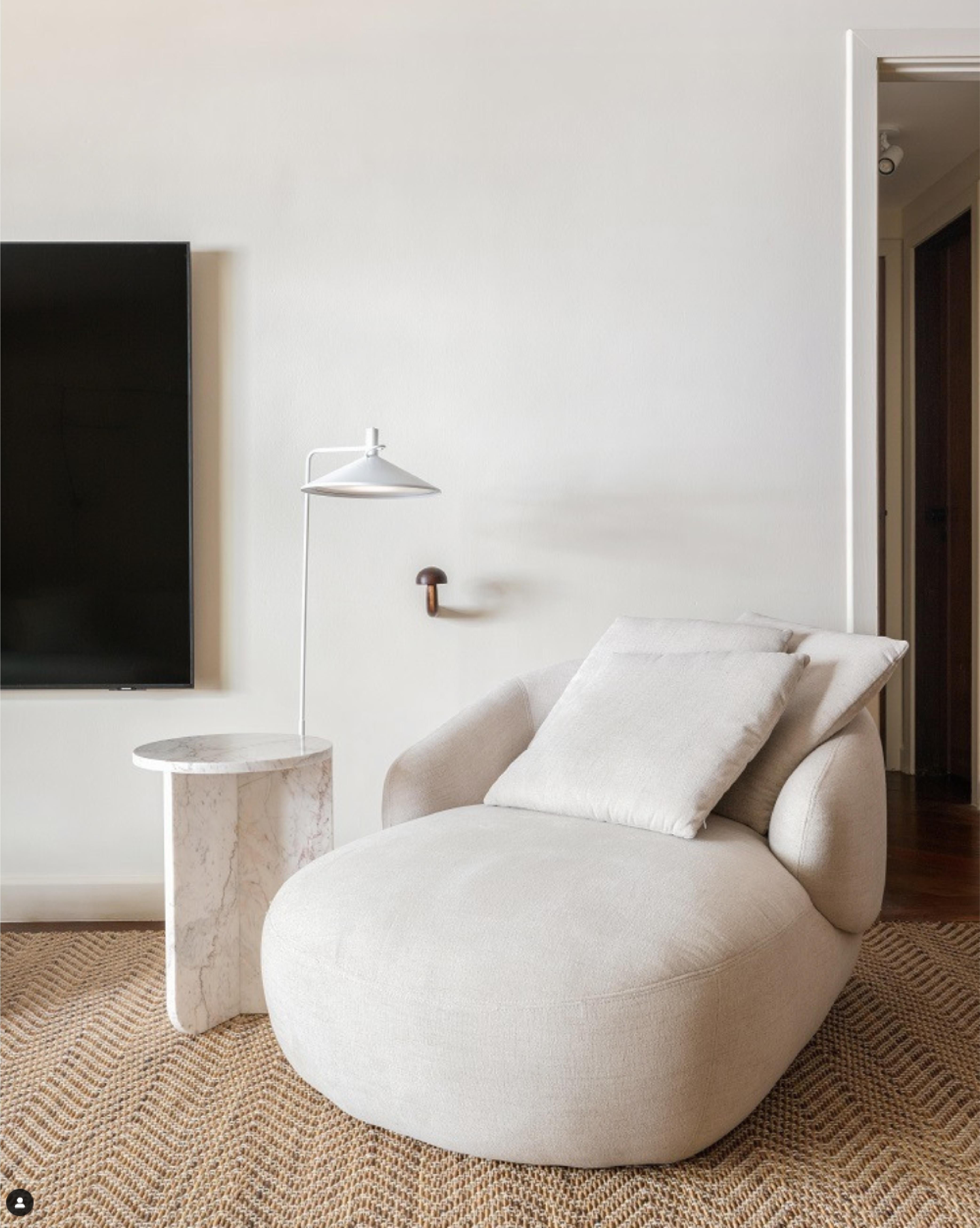 Table haute Leme, par Rain, table d'appoint contemporaine en marbre gris Alba en vente 1