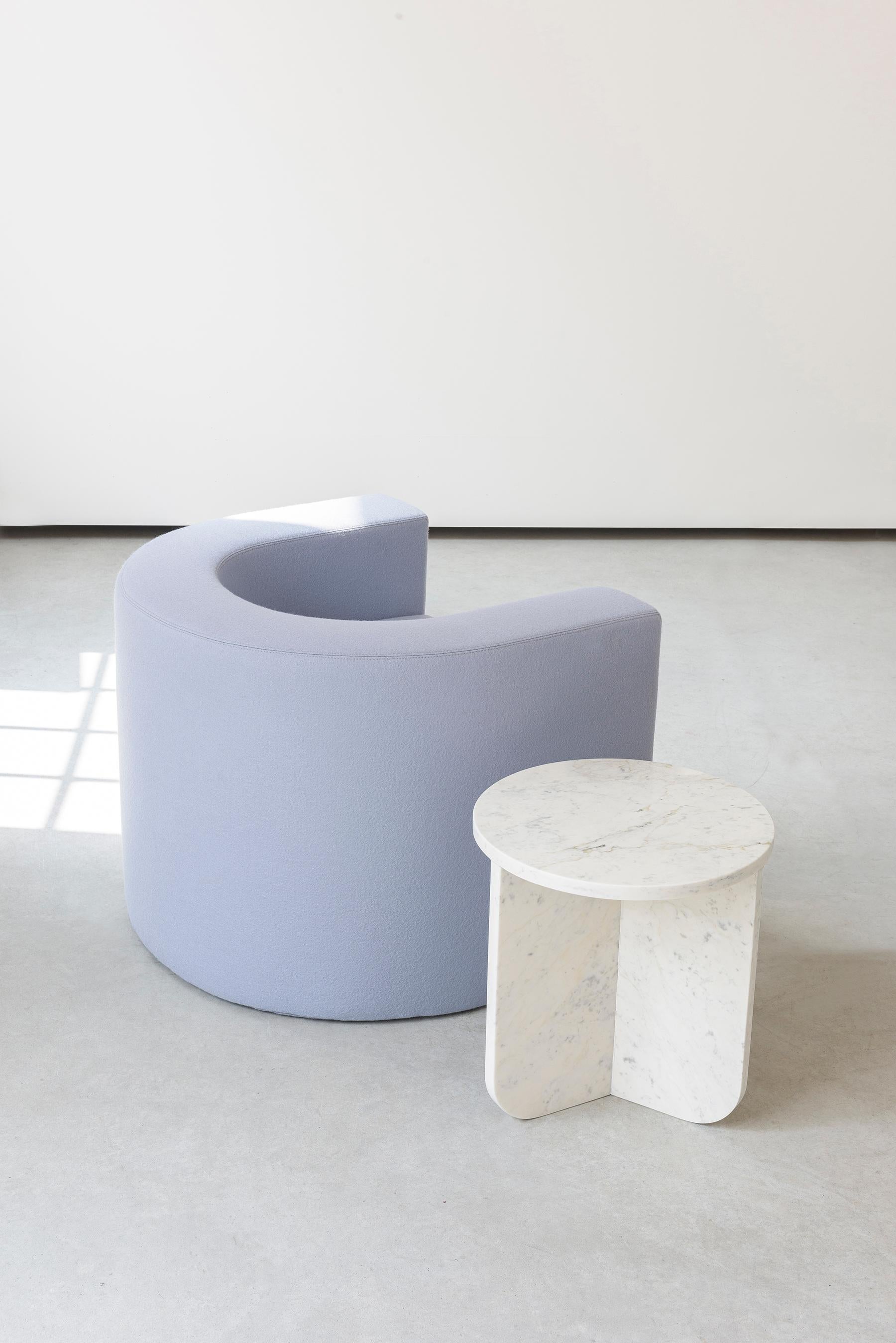 Poli Table Leme, haute, by RAIN, table d'appoint contemporaine, marbre blanc Matarazzo en vente