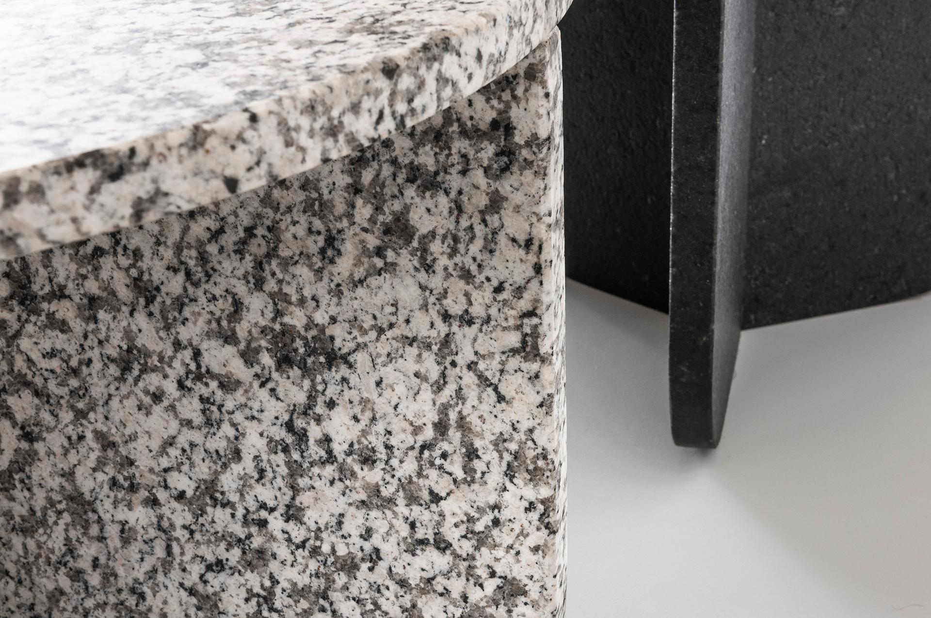 Brésilien Table basse Leme de RAIN, table d'appoint contemporaine en granit brésilien en vente