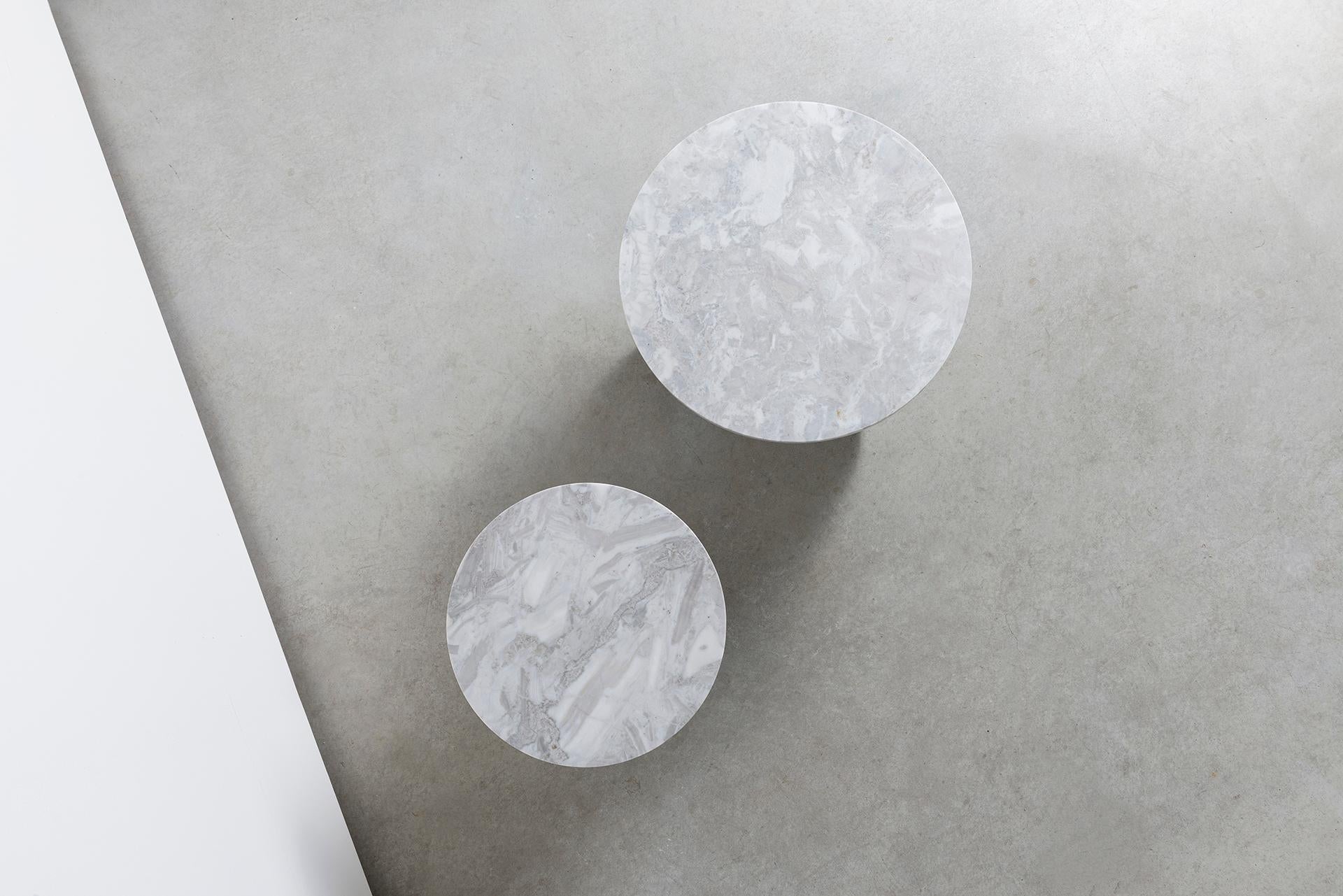 Tavolo Leme, Basso, di Rain, Tavolino contemporaneo, Marmo grigio Alba In condizioni Nuovo in vendita a Sao Paulo, SP