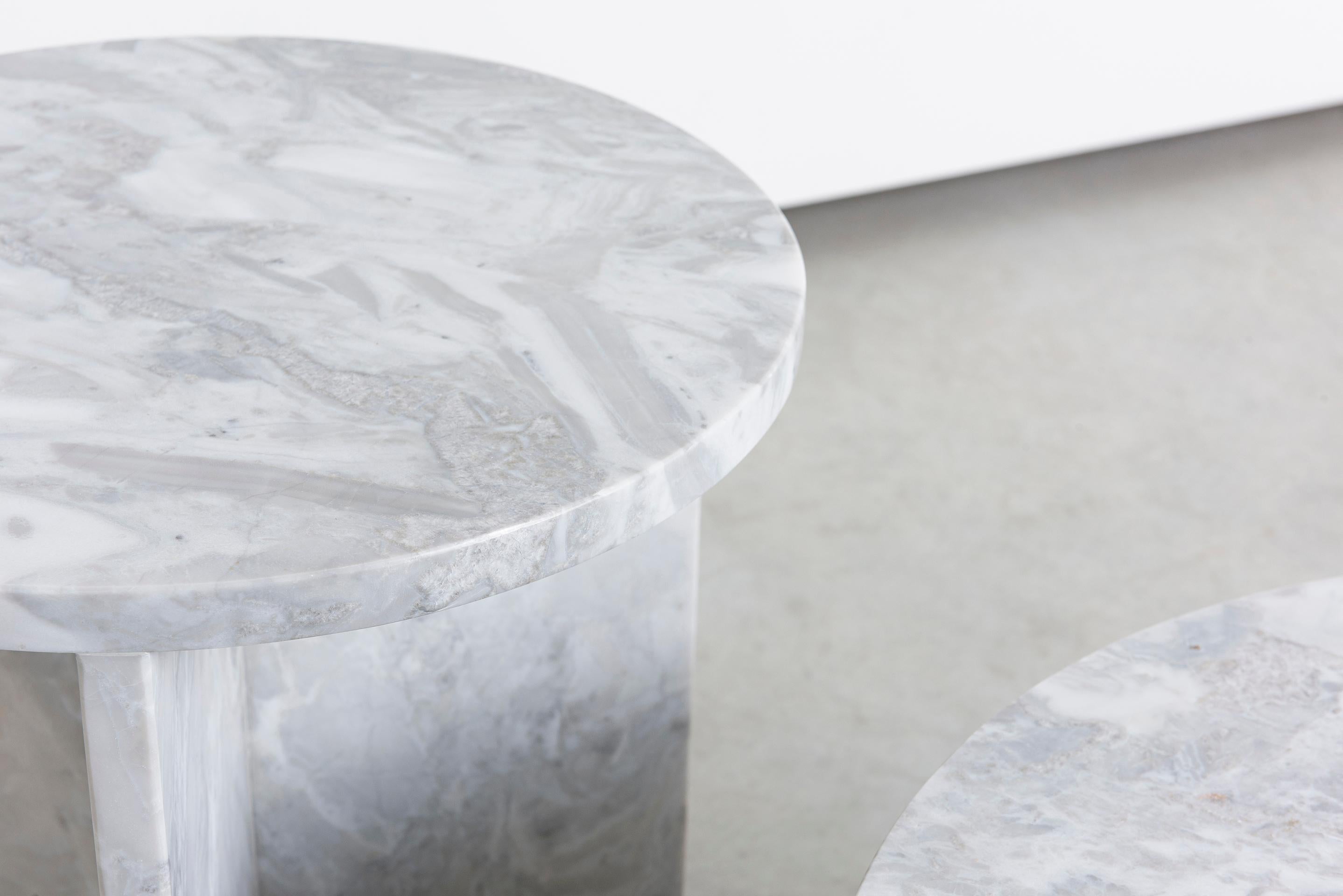 XXI secolo e contemporaneo Tavolo Leme, Basso, di Rain, Tavolino contemporaneo, Marmo grigio Alba in vendita