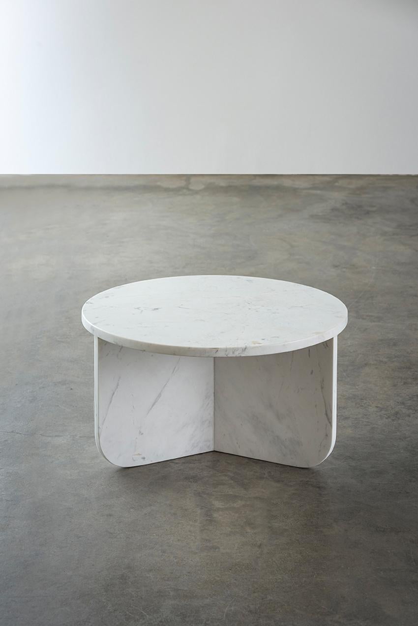 Style international Table basse Leme, par RAIN, table d'appoint contemporaine, marbre blanc Matarazzo en vente