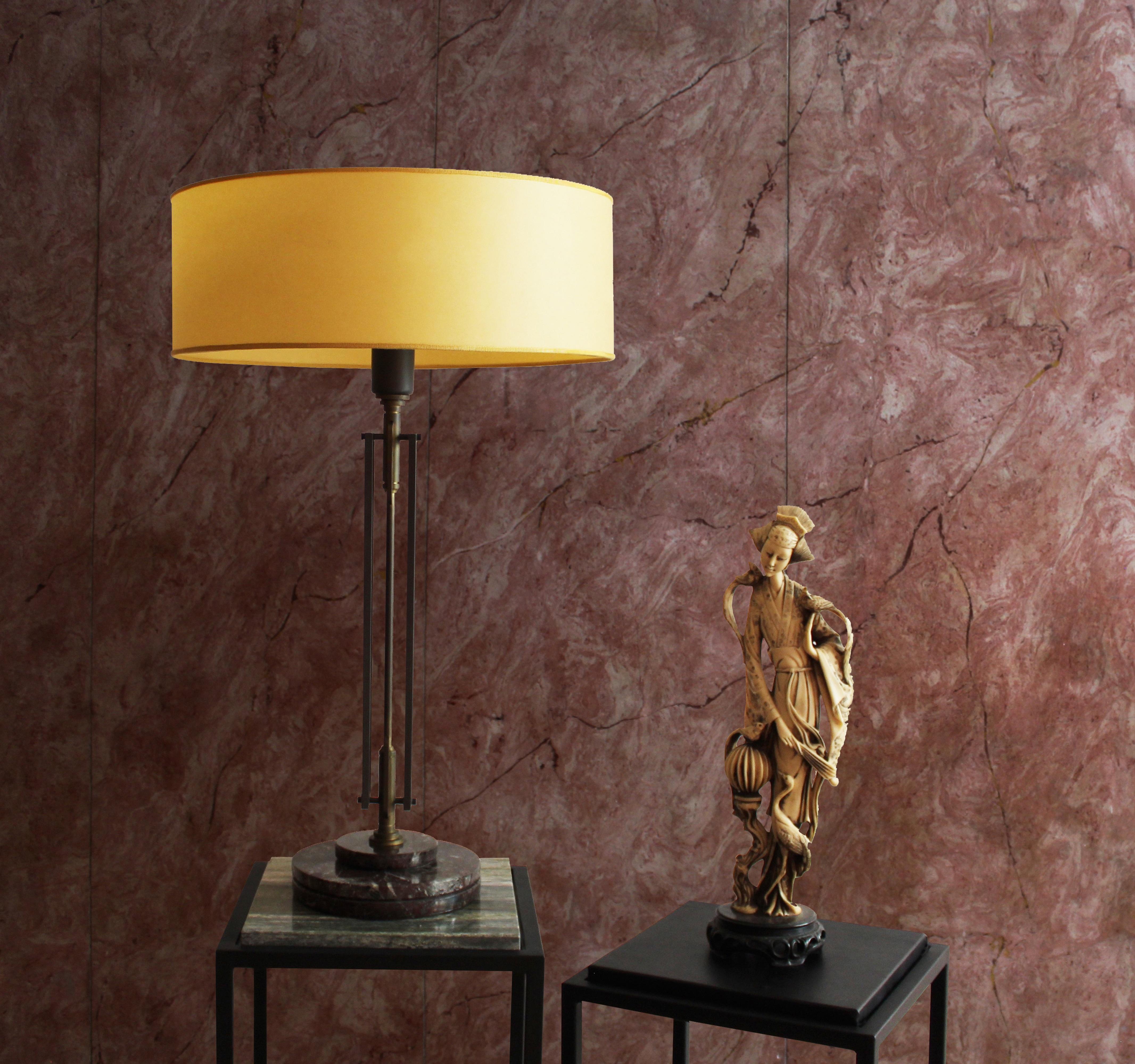 Postmoderno Lampada da tavolo a cilindro Lemno Amber di Studio A Roma in vendita