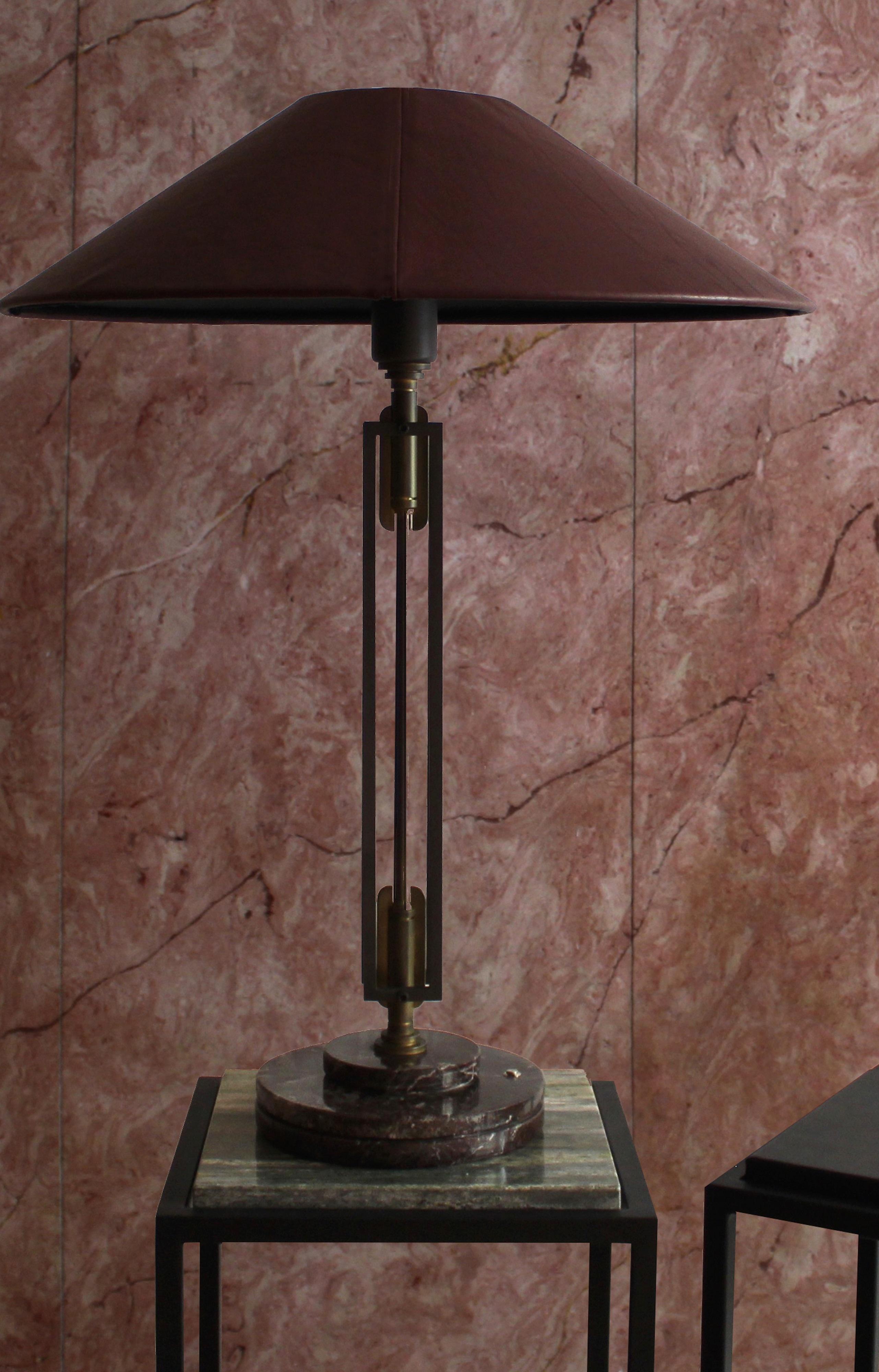 Lampe de table pagode Lemno par Acanthus Studio Roma
Édition limitée
Dimensions : D 60 x L 60 x H 80 cm.
MATERIAL : Acier, laiton, cuir et marbre Levanto rouge.

Chaque pièce est fabriquée à la main, et reproductible en édition limitée mais avec des