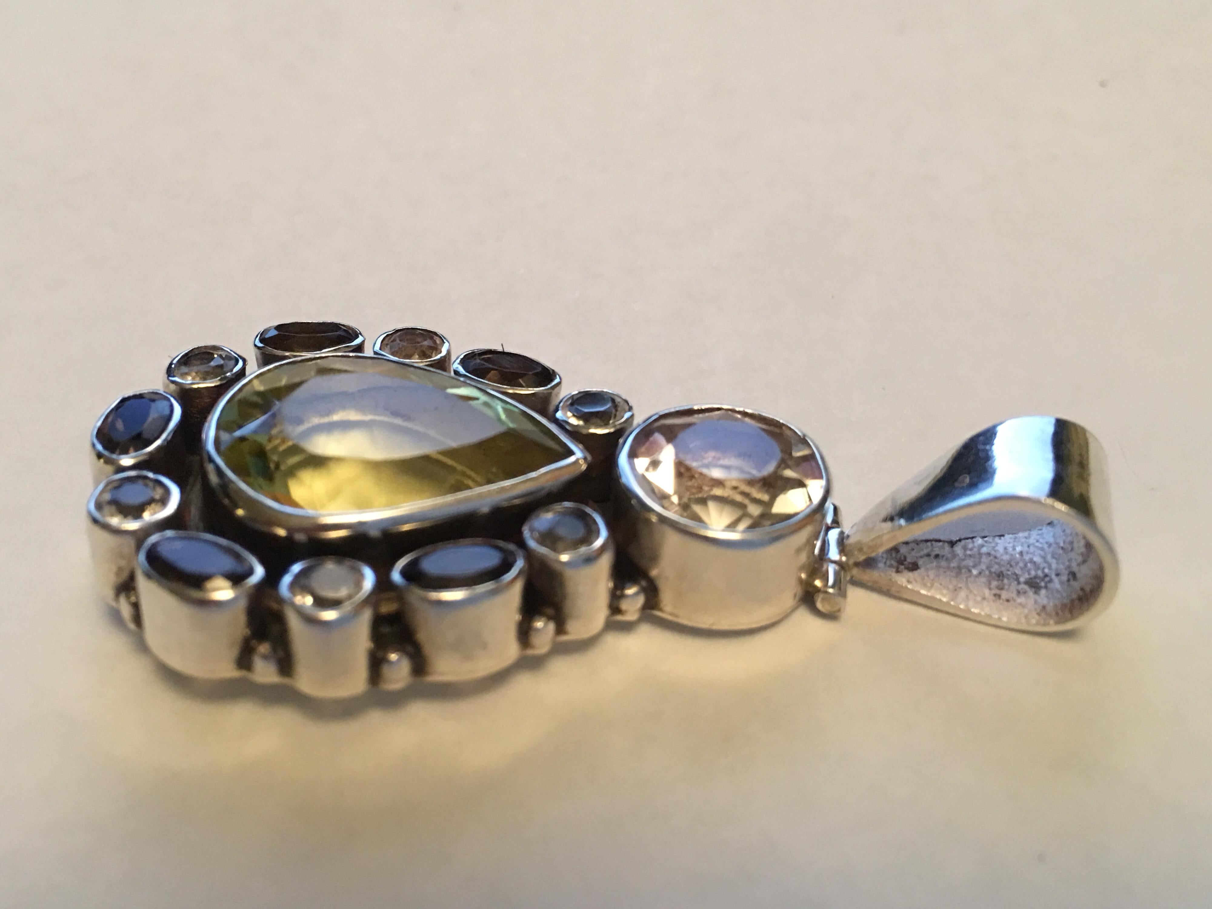 Il Quarzo limone a goccia 12 MM x 16 MM, il Cristallo di rocca tondo 9 MM, il Quarzo fumé ovale 3 MM X 5 MM e il Cristallo di rocca tondo 3 mm incastonati nell'argento sterling sono ciondoli artigianali unici nel loro genere.
Tutte le pietre sono