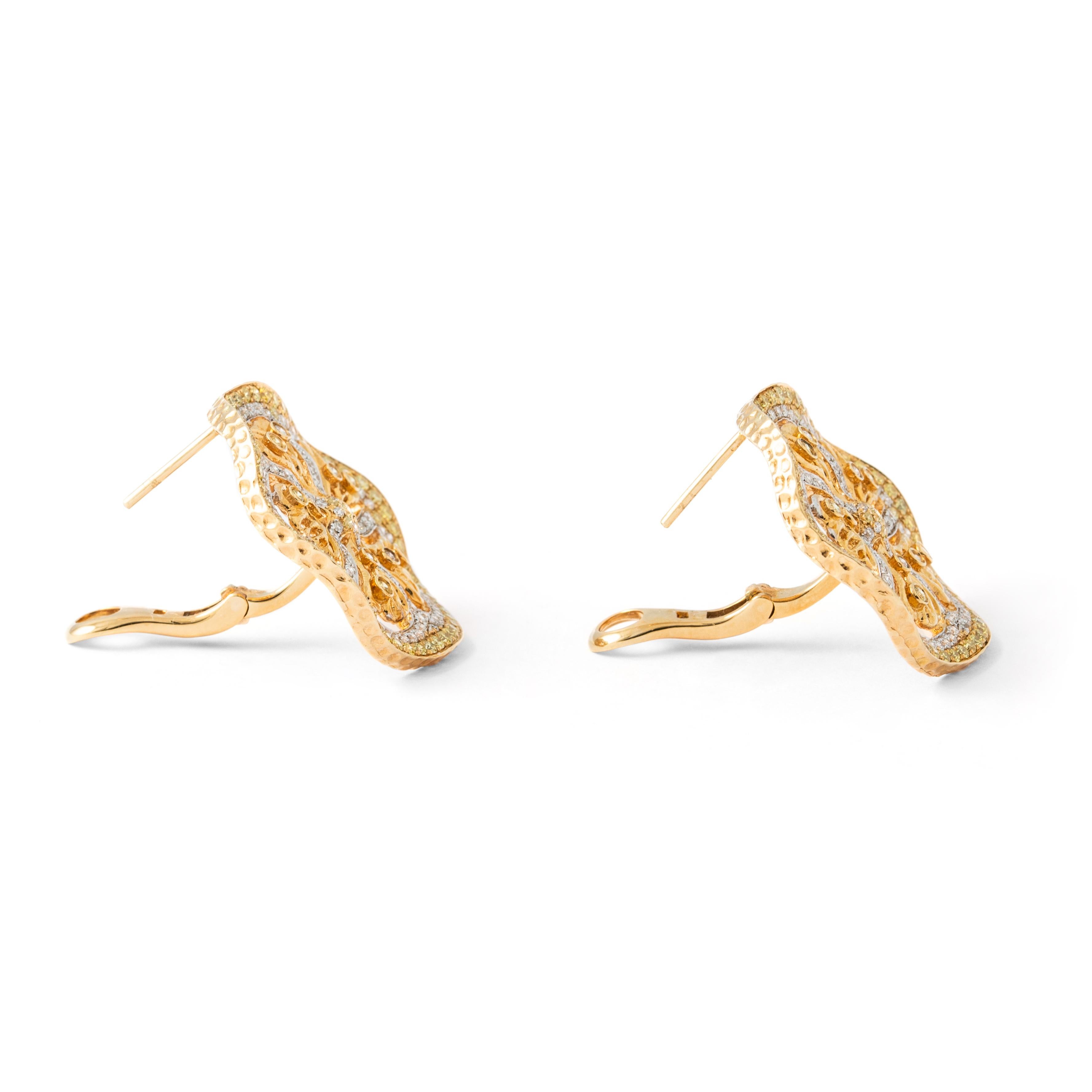 Boucles d'oreilles citron en or jaune 18K serties de diamants jaunes naturels, ronds 136 pièces, 1,26 carats et de diamants blancs VS-F, ronds 212 pièces, 0,92 carats, naturels.