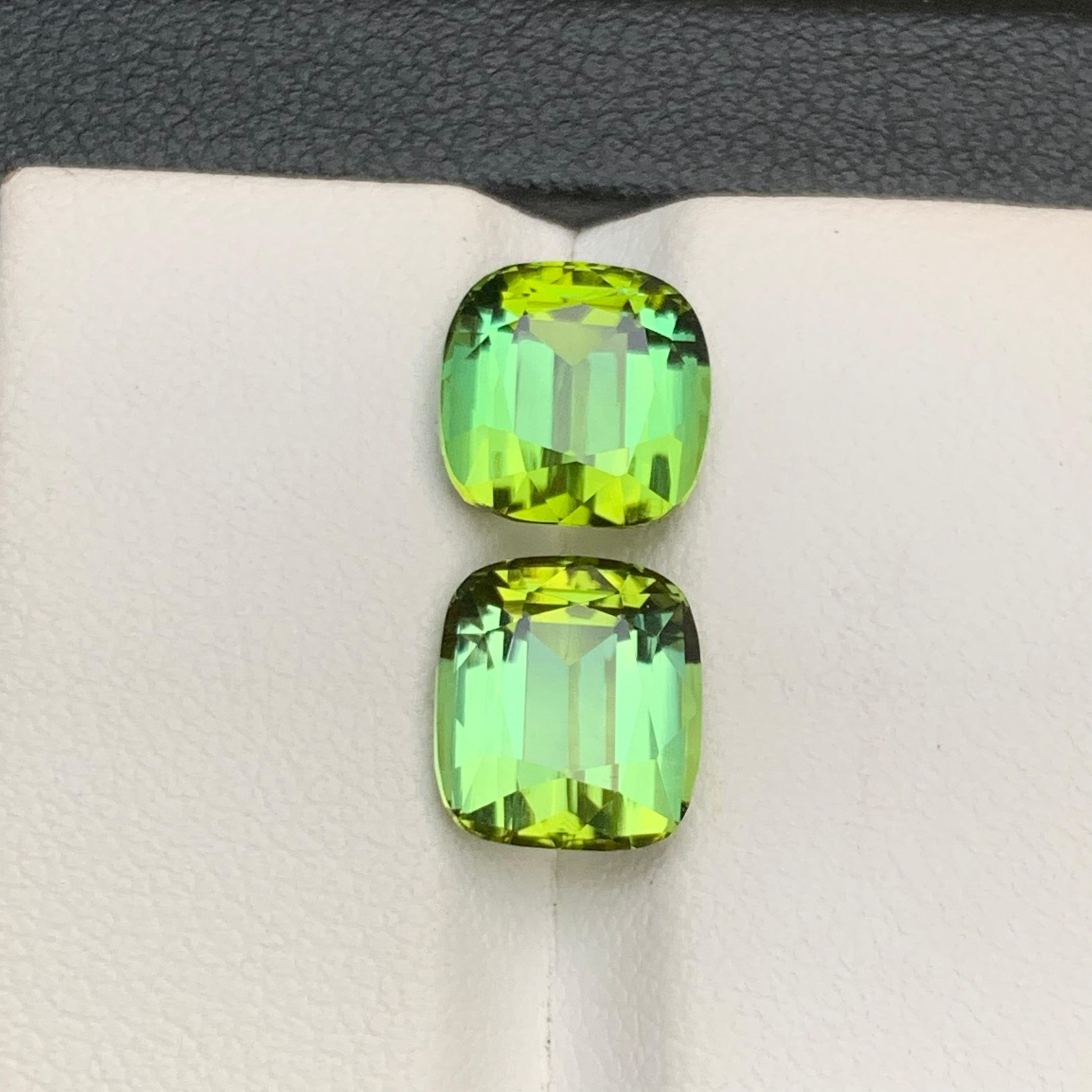 Contemporain Boucles d'oreilles en tourmaline naturelle vert citron serties de 6.10 carats, taille coussin en vente