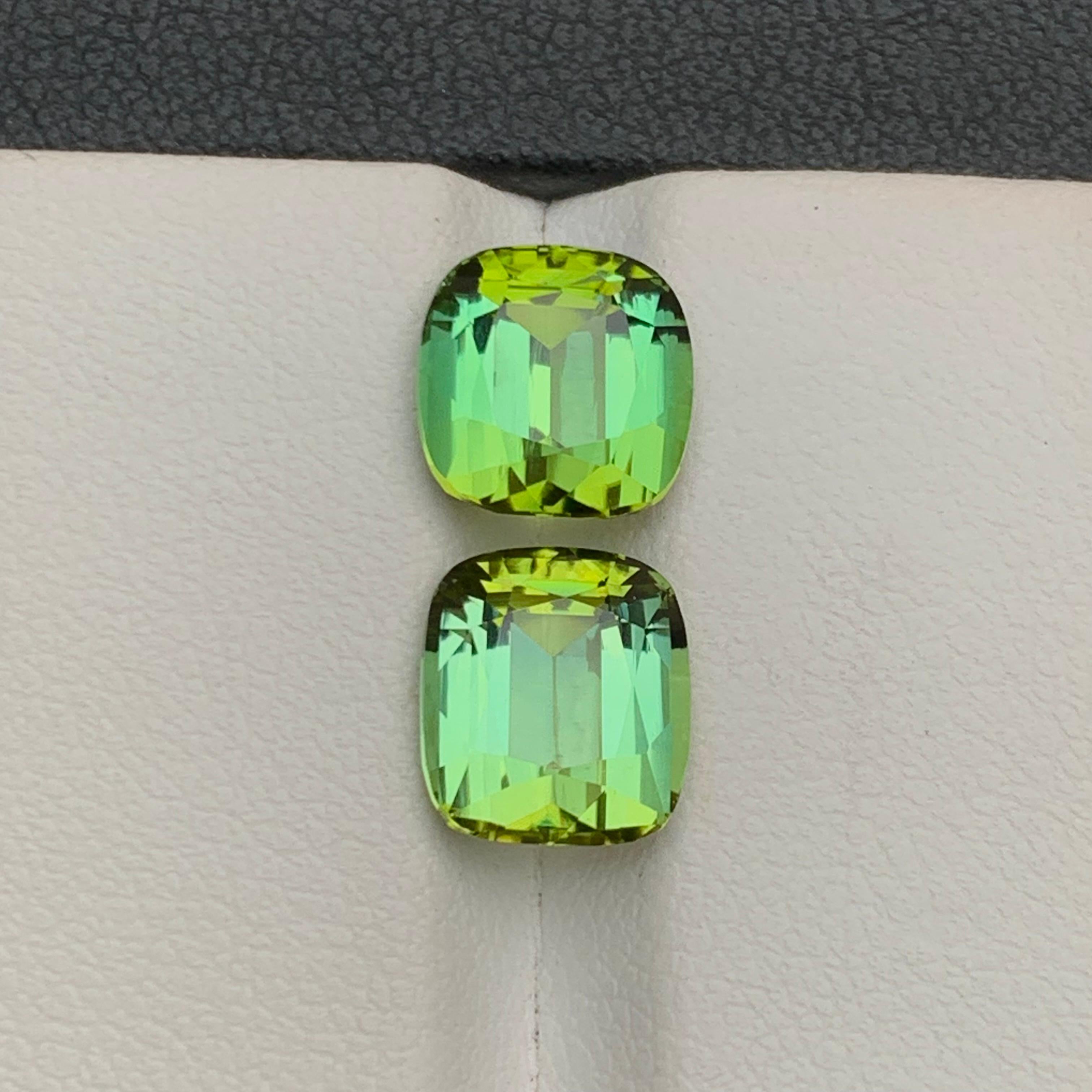 Boucles d'oreilles en tourmaline naturelle vert citron serties de 6.10 carats, taille coussin en vente 1