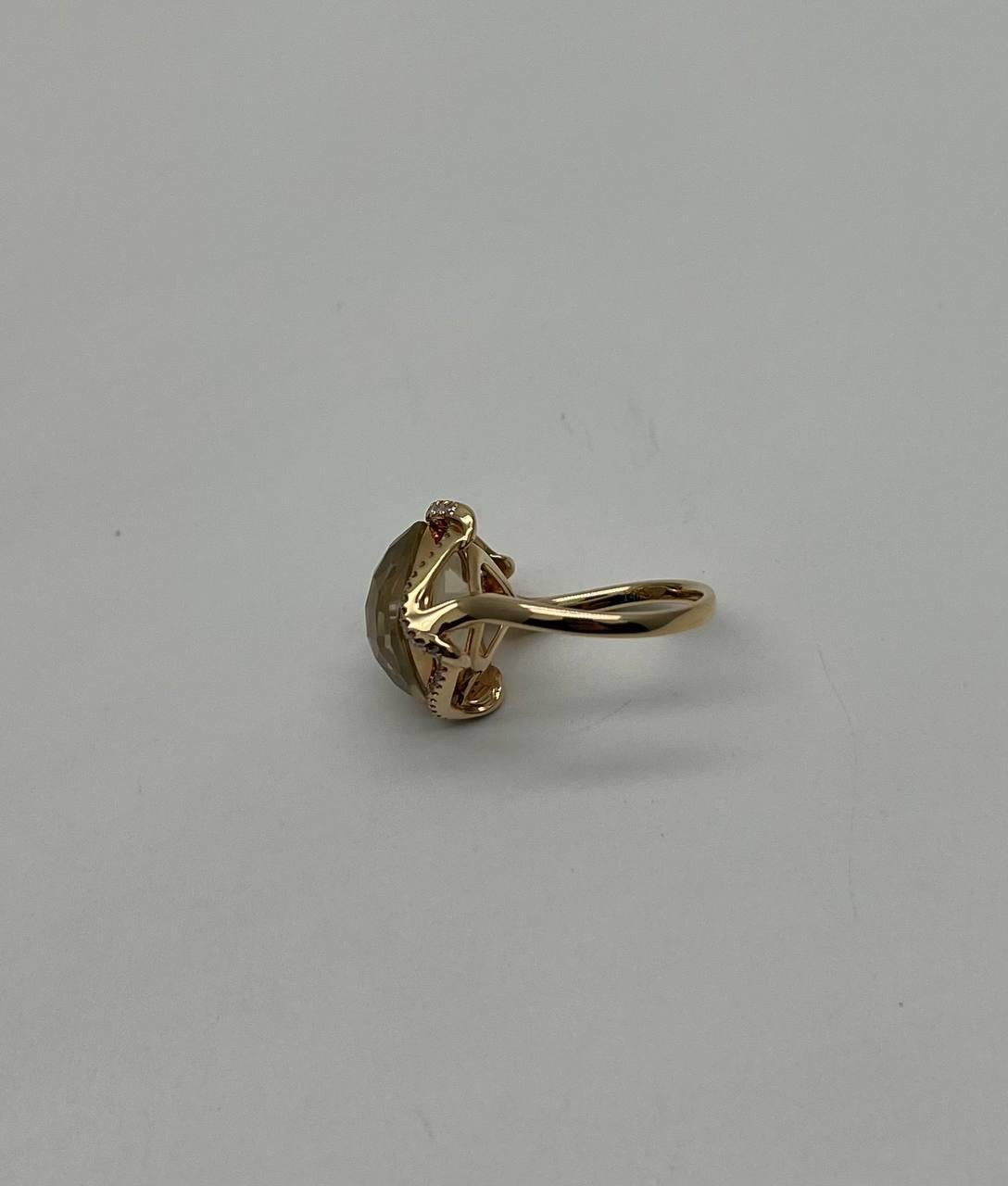 Taglio cuscino Anello statement in oro giallo 14K con quarzo limone tagliato a scacchiera e diamante aureolato in vendita