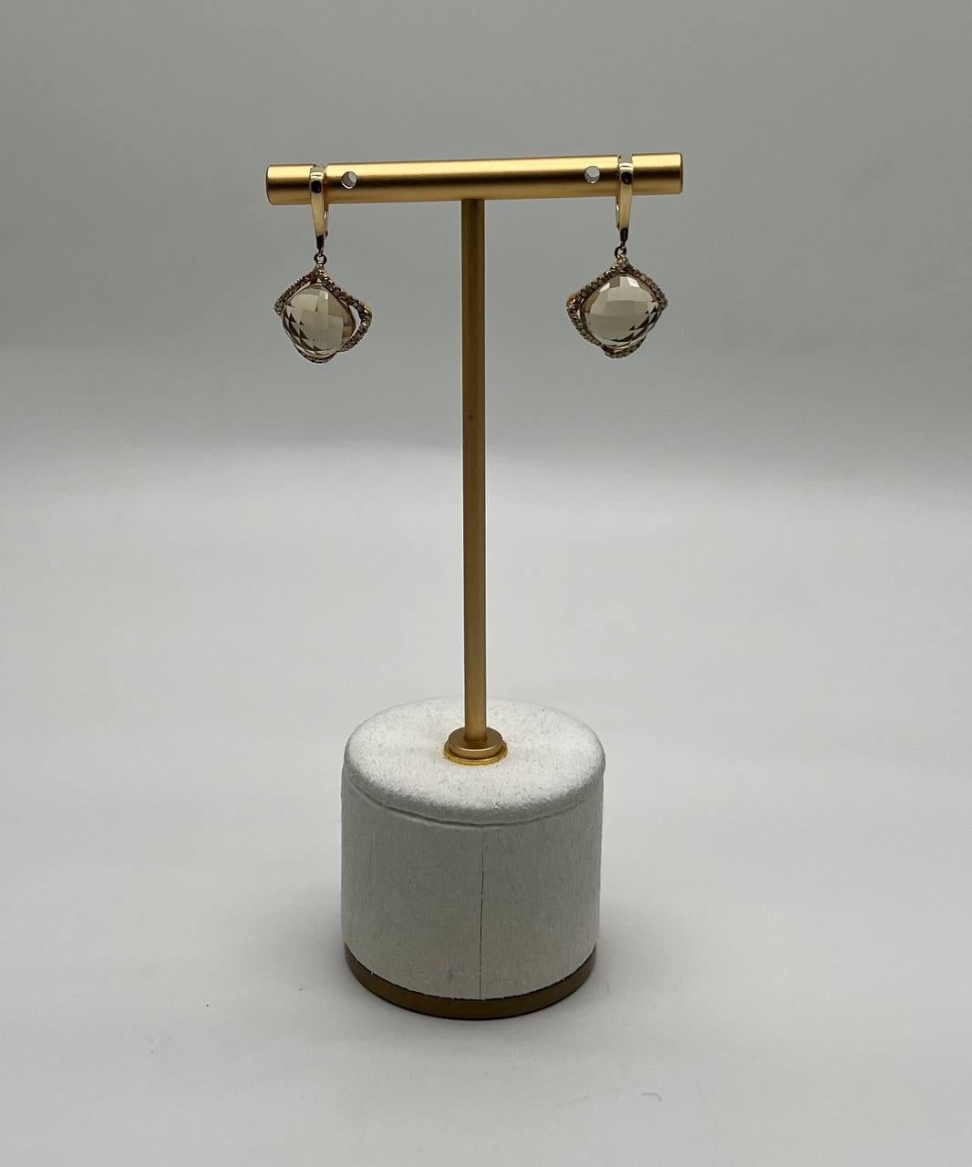 Eleganti e contemporanei, questi squisiti orecchini a goccia presentano un design accattivante con pietre sfaccettate racchiuse in una delicata montatura d'oro ritorta.
Ornamenti sofisticati e senza tempo. Oro giallo 14K. 0,25 CTW Diamanti. Quarzo