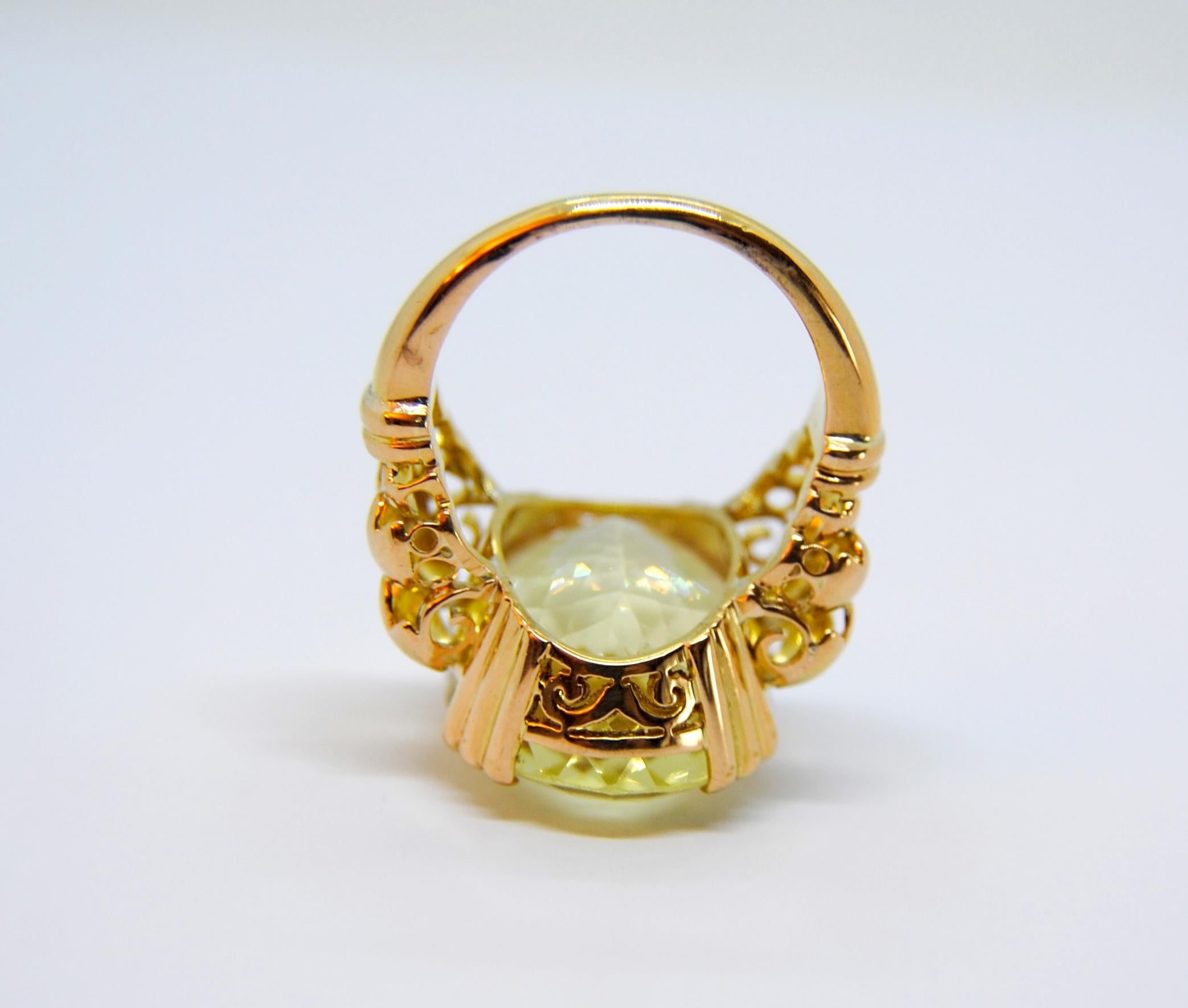 Lemon Quartz Citrine in 18 Karat Yellow Gold Cocktail Ring In New Condition In Bilbao, ES