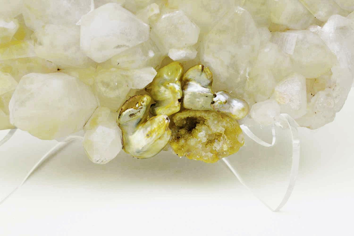 Brésilien Minéral en grappe de quartz citron, perles baroques coordonnées et géode en vente