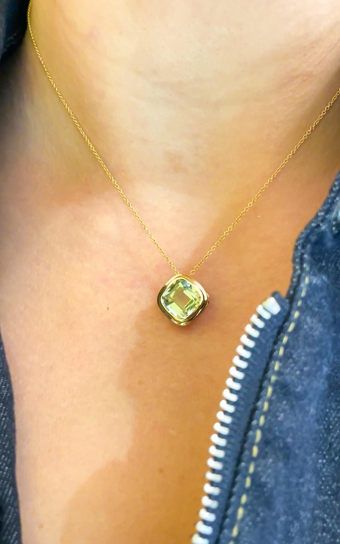 Rehaussez votre élégance avec cet exquis pendentif coussin en quartz citron, serti en or jaune 18 carats. Le quartz citron de 9x9 mm, taillé en coussin, brille d'une teinte chaude et dorée, ce qui en fait un ajout intemporel à toute collection de