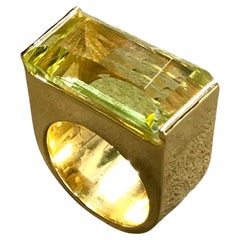 Anillo "cuadrado" engastado con cuarzo limón