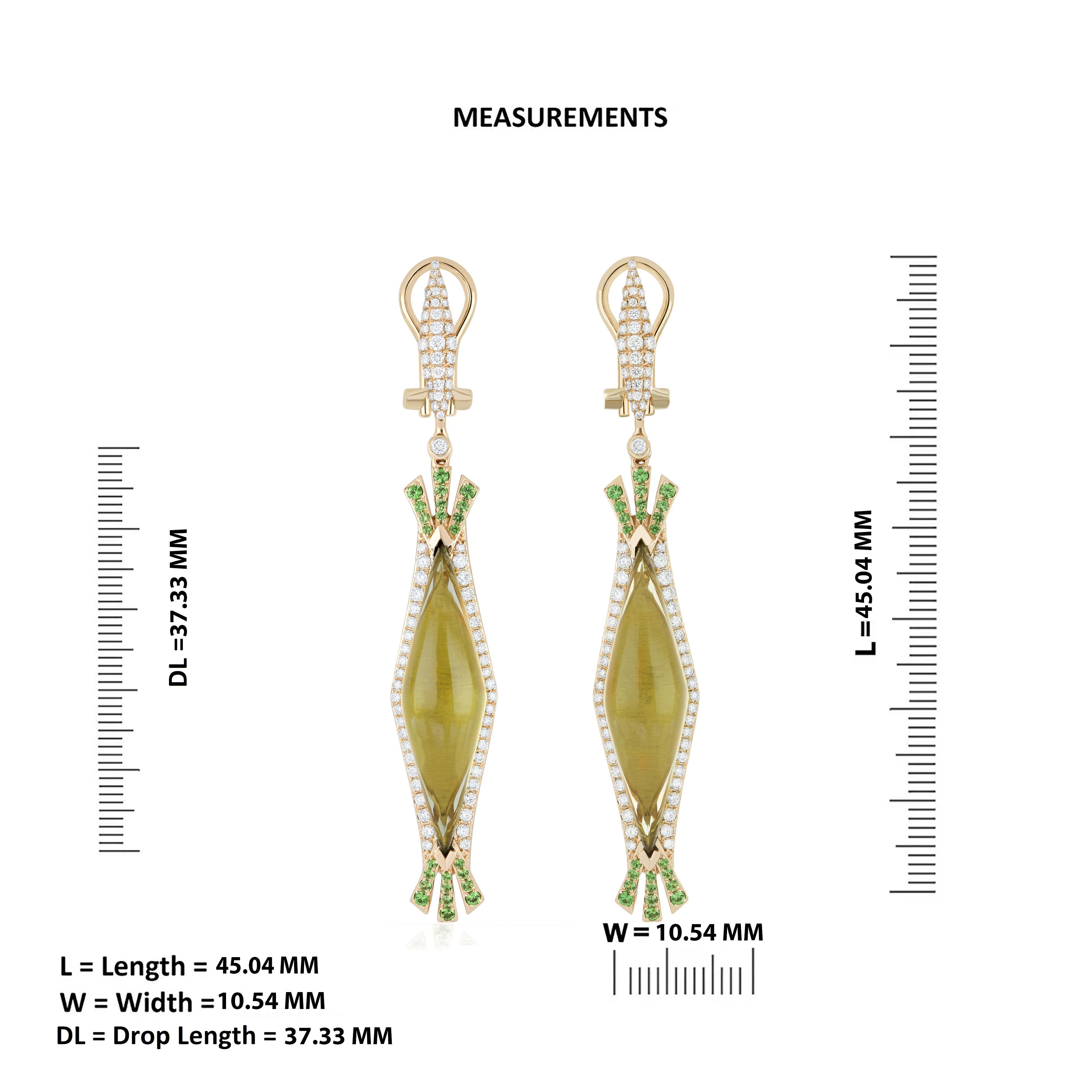 Prova l'epitome del lusso: una splendida parure di gioielli in oro giallo 14 carati.

L'anello: immergiti in uno splendore opulento con un Citrino Fancy-Cab centrale da 7,30 carati (circa) avvolto da una delicata corona di diamanti Micro-Pave da