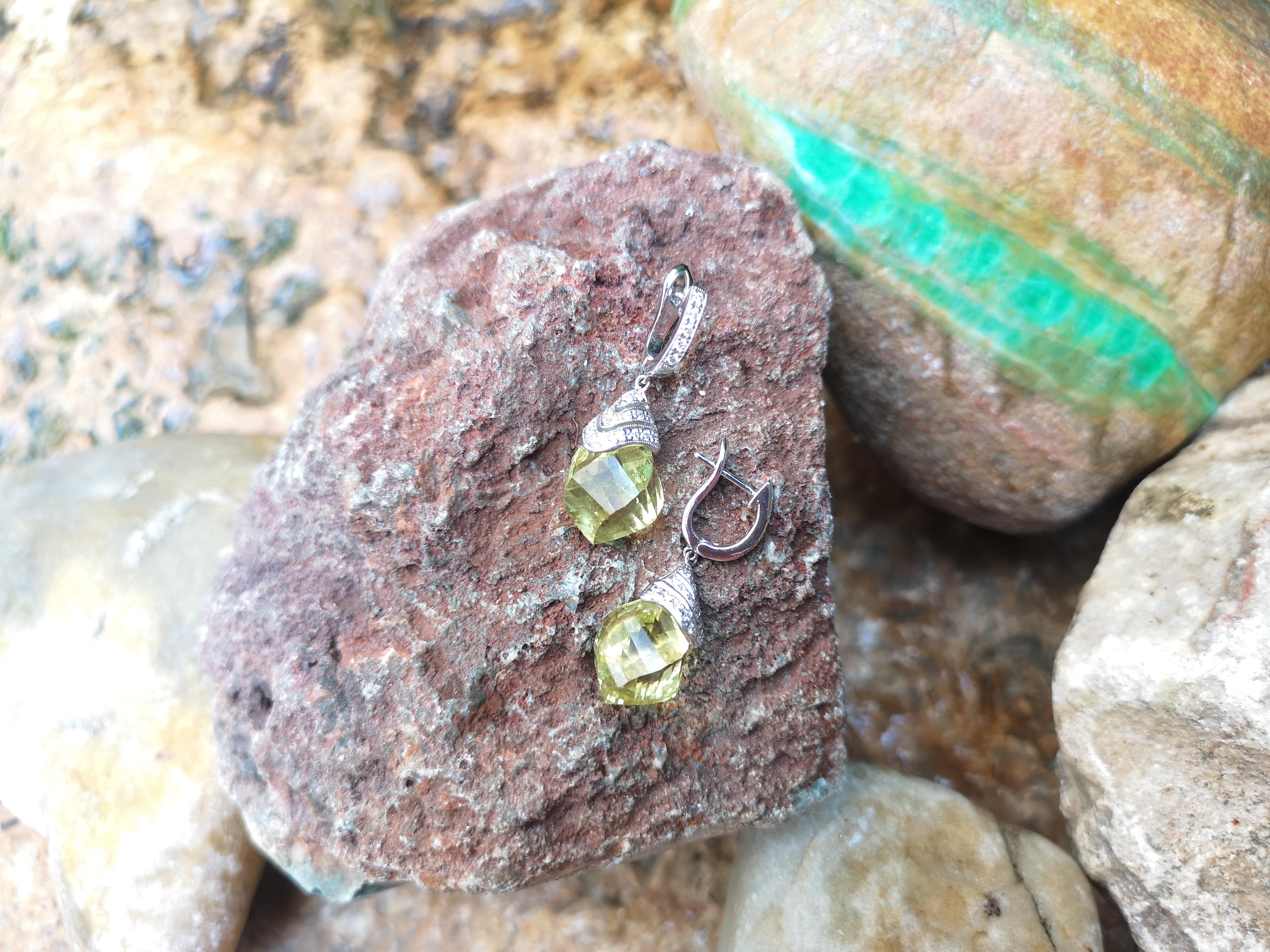 Taille grossière Boucles d'oreilles en or blanc 18 carats serties de quartz citron et de diamants en vente