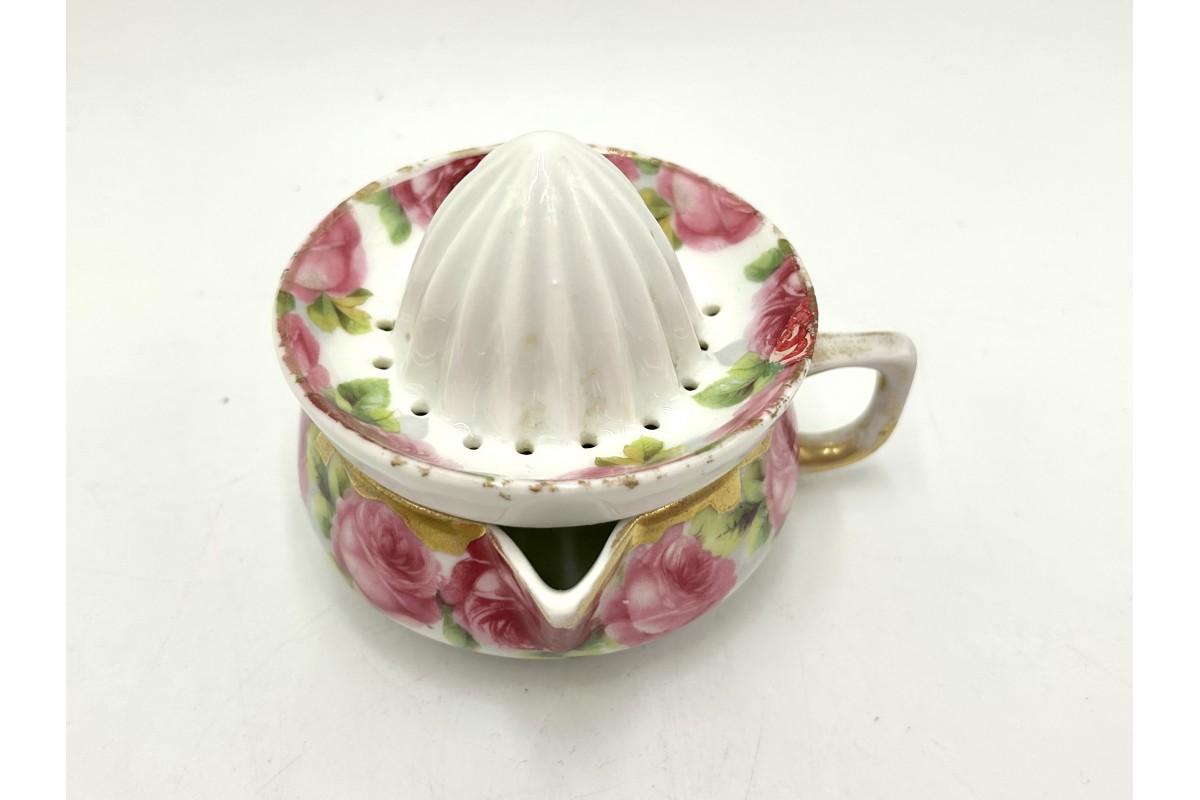 A unique lemon squeezer made of white porcelain with a Chrysantheme Cacilie rose motif

There is damage to the upper part - a chip (see last photo)

The product is signed with the sign of the German Rosenthal label from 1907.

total height: