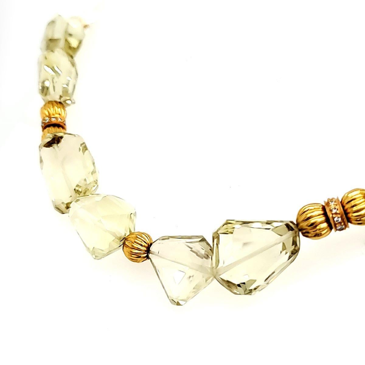 Un tesoro allettante che brilla con la vivacità di un frutteto baciato dal sole.

Questa collana vanta 21 gemme di topazio limone per un totale di 235 carati provenienti dal Brasile, ognuna delle quali è sapientemente sfaccettata e mostra